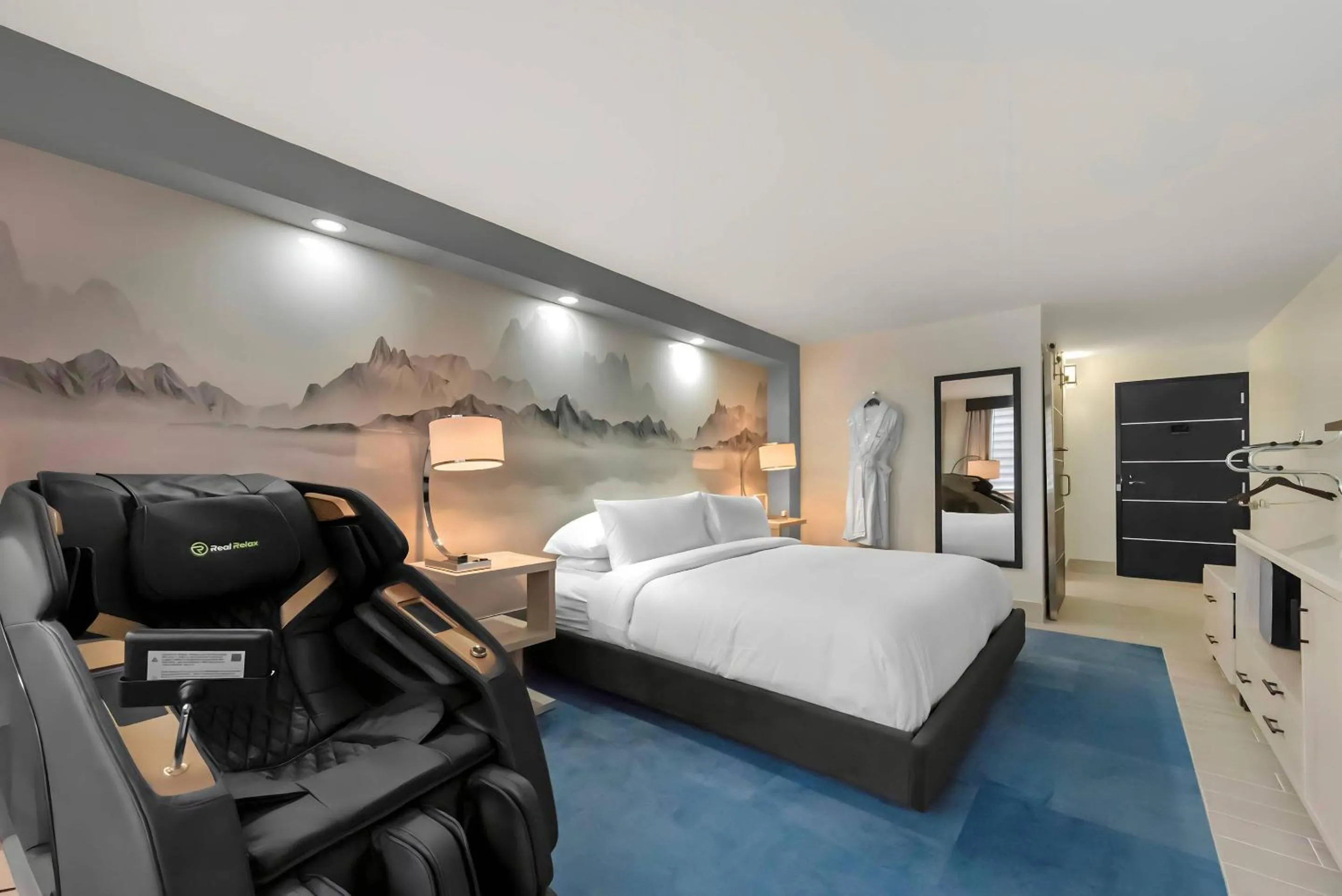 Photo of the whole room, Bed in Blue - A Modern Hotel, an Ascend Collection Hotel