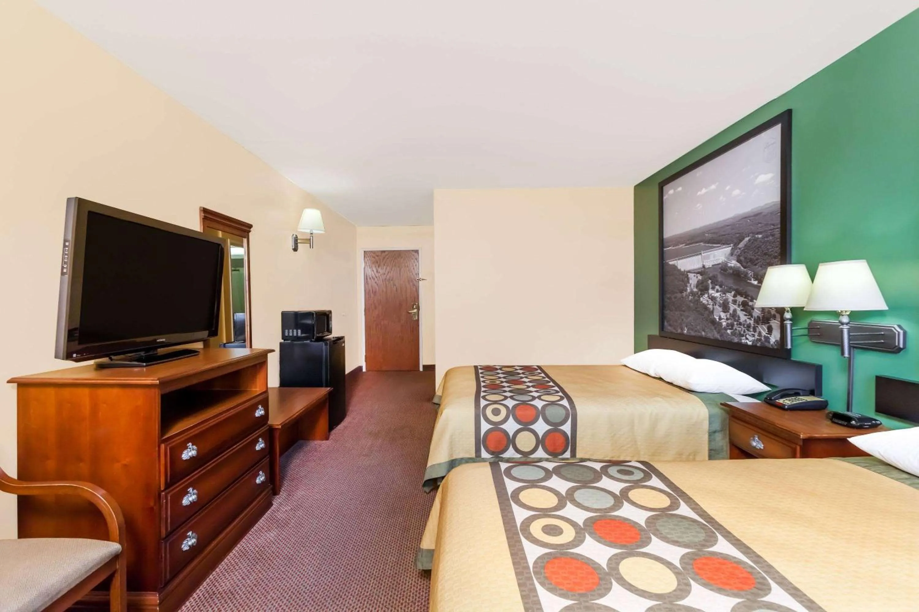 Photo of the whole room, Bed in Super 8 by Wyndham Searcy AR