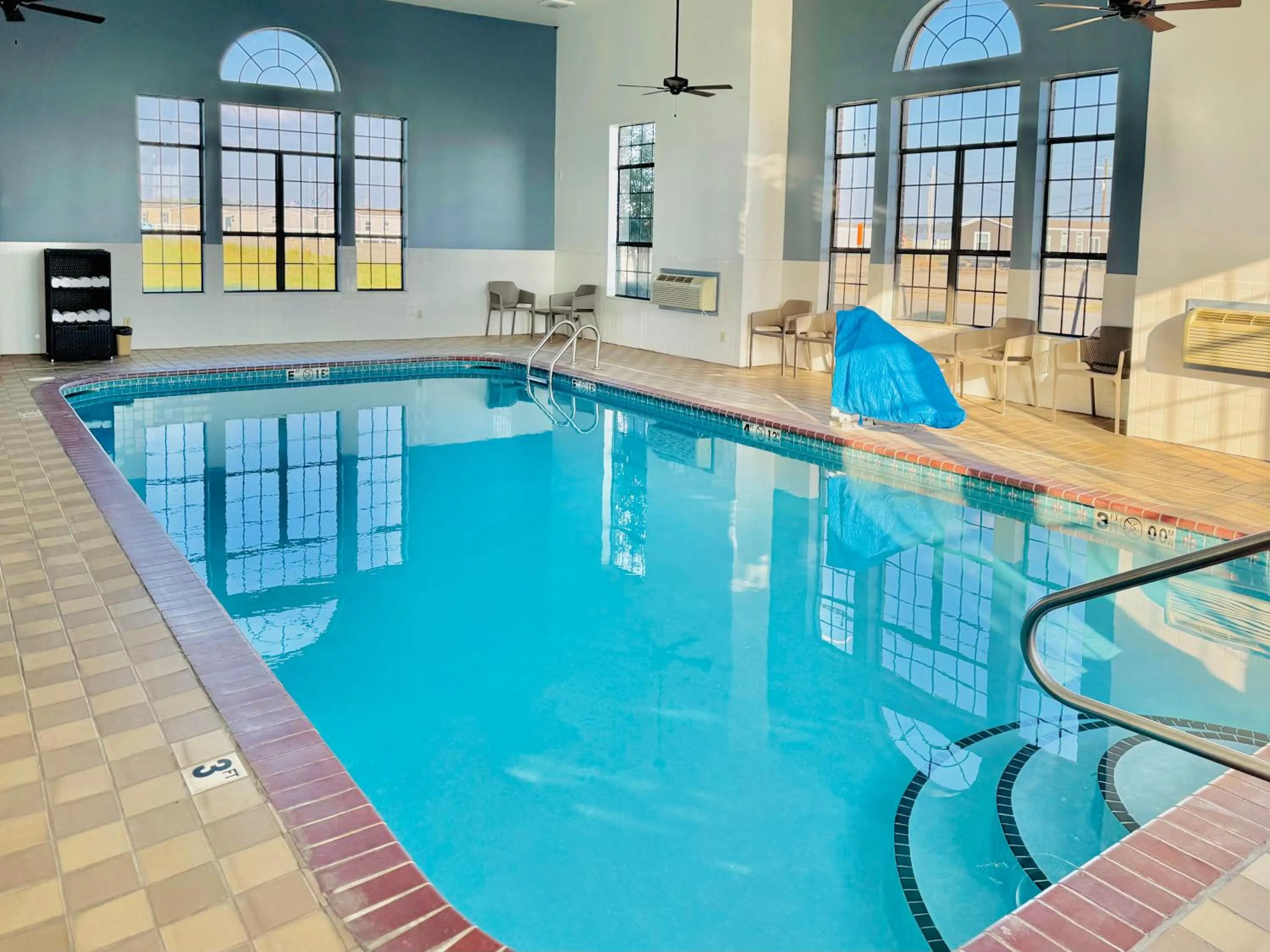 Swimming pool in Sleep Inn & Suites Searcy near University