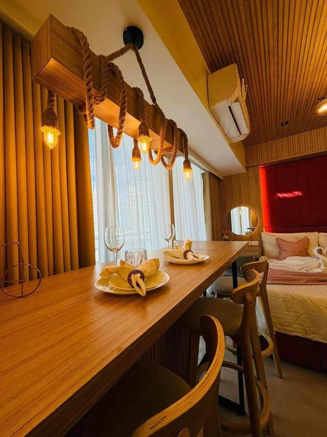 Dining area, Bed in Holiday Escape Philippines