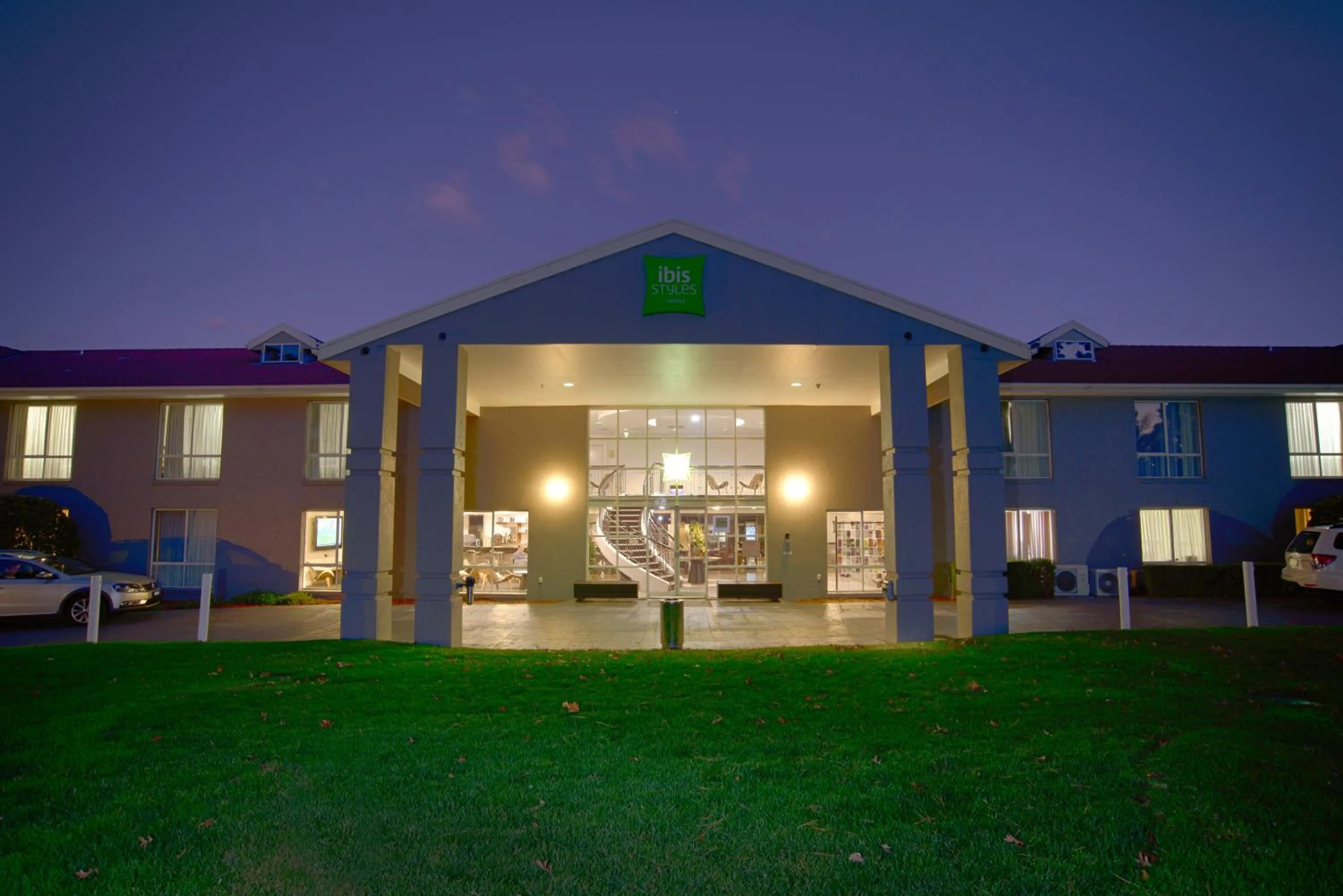 Restaurant/places to eat in ibis Styles Canberra