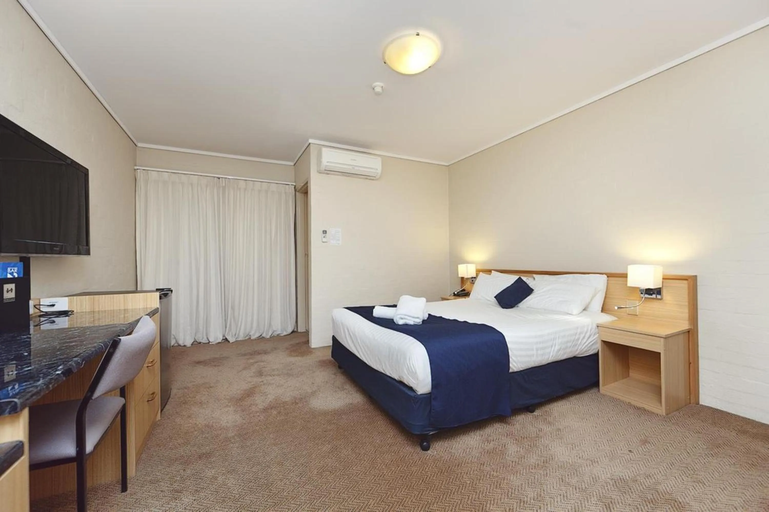 Photo of the whole room, Bed in ibis Styles Canberra
