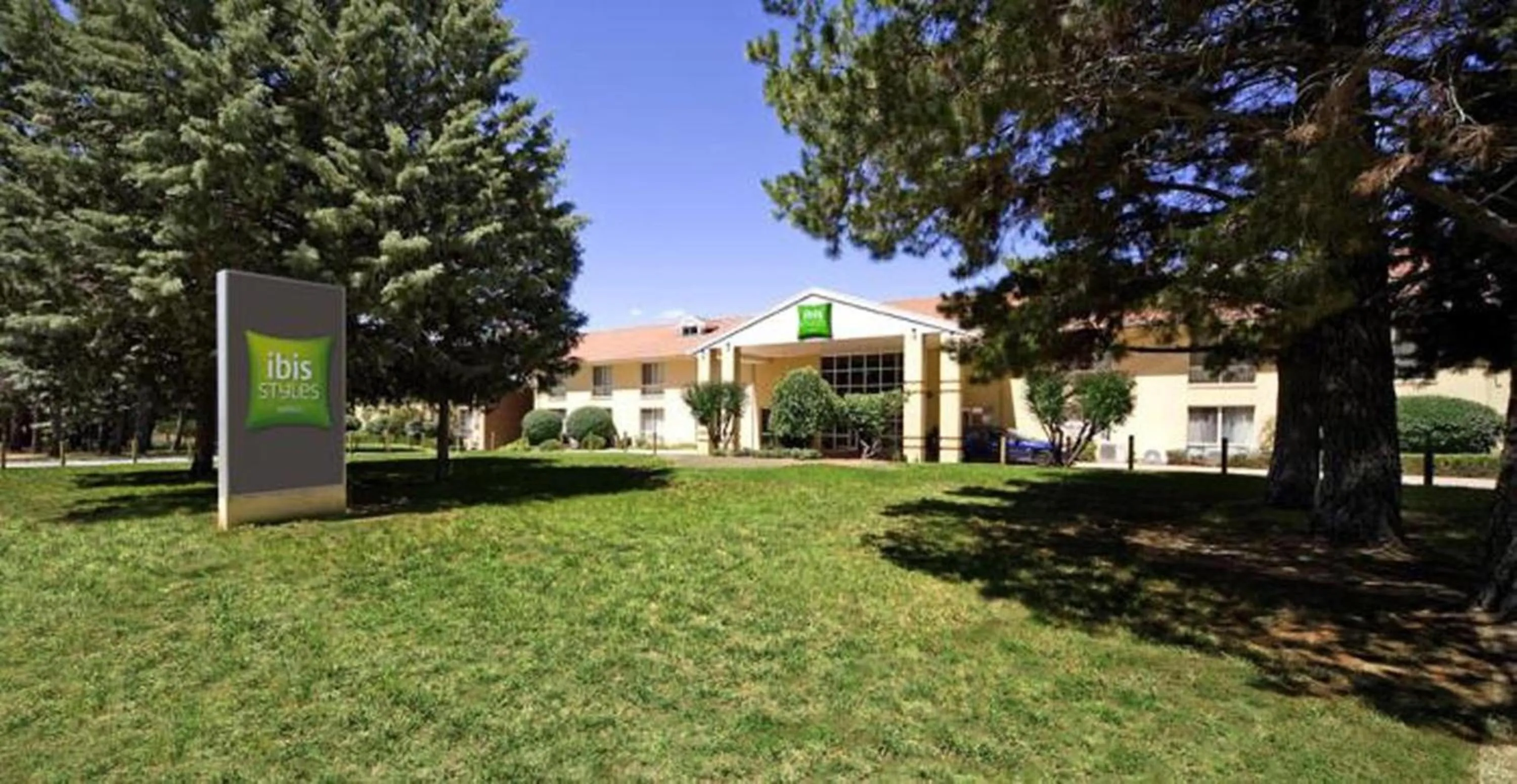 Facade/entrance in ibis Styles Canberra