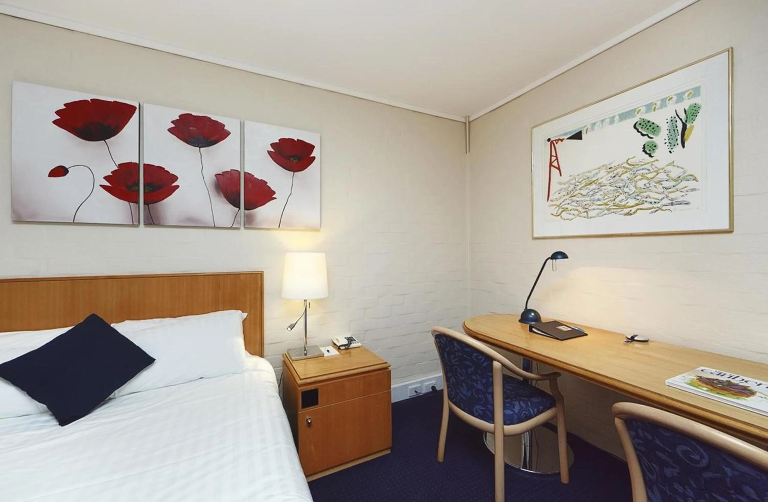 Photo of the whole room, Bed in ibis Styles Canberra