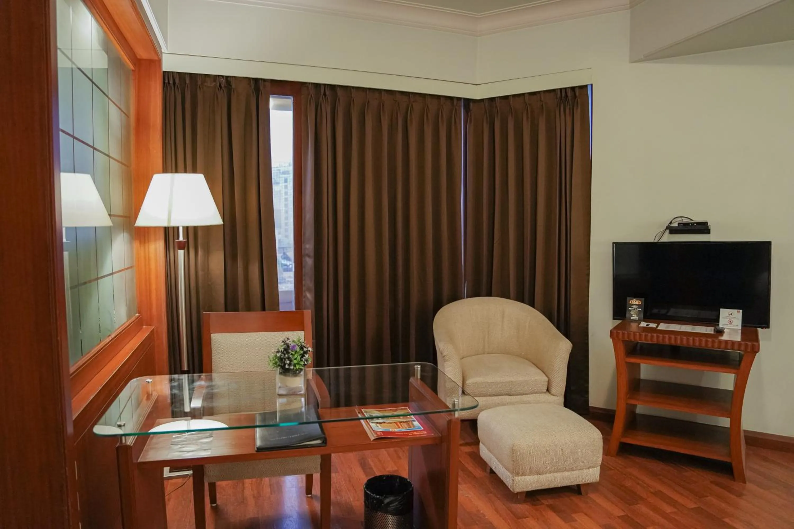 TV and multimedia in Clarion Bella Casa at Airport