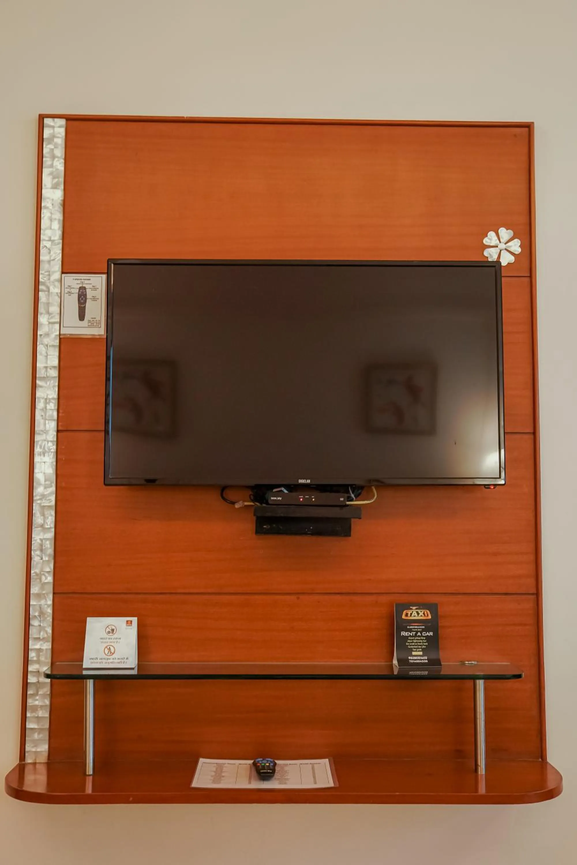 TV and multimedia in Clarion Bella Casa at Airport