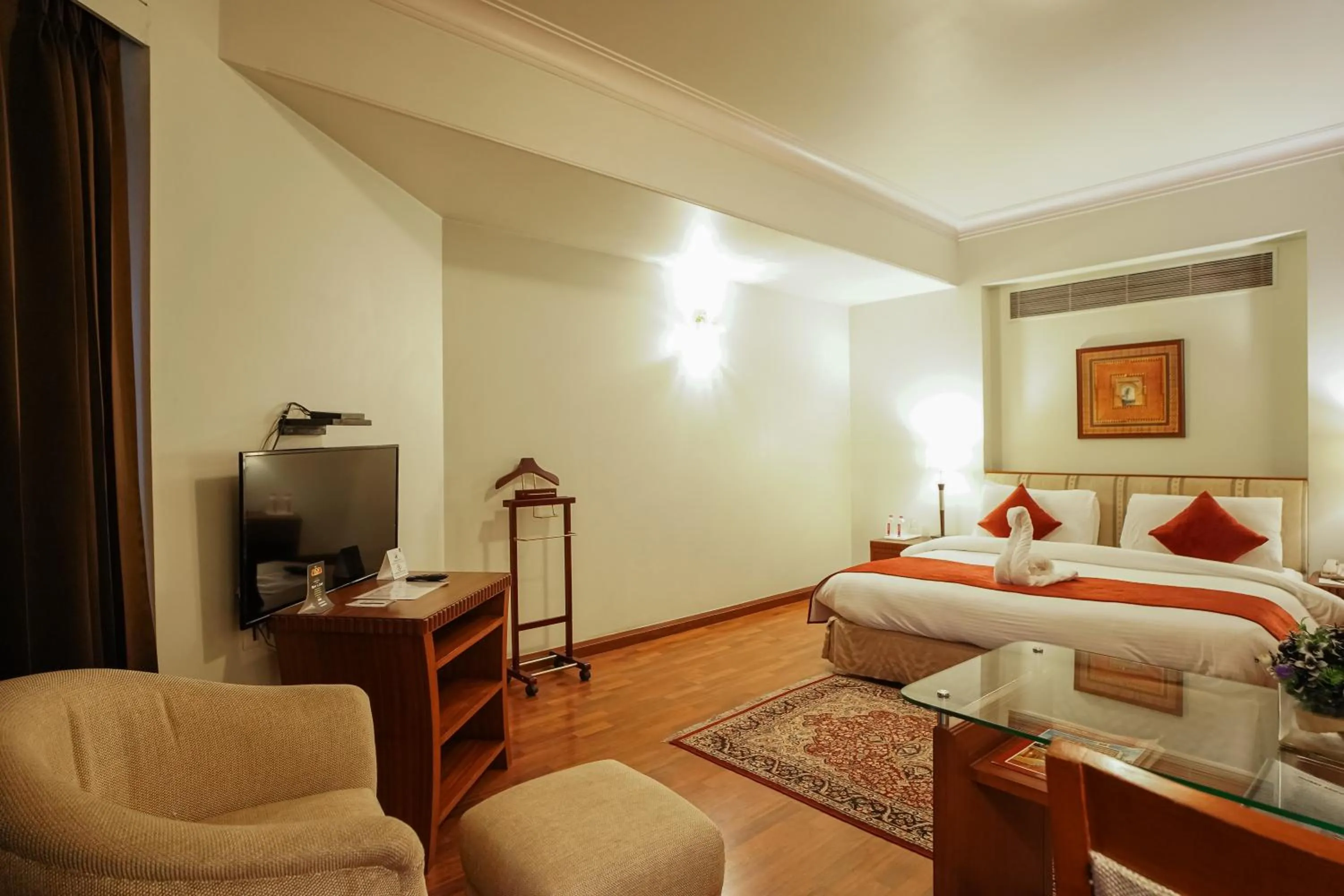 TV and multimedia, Bed in Clarion Bella Casa at Airport