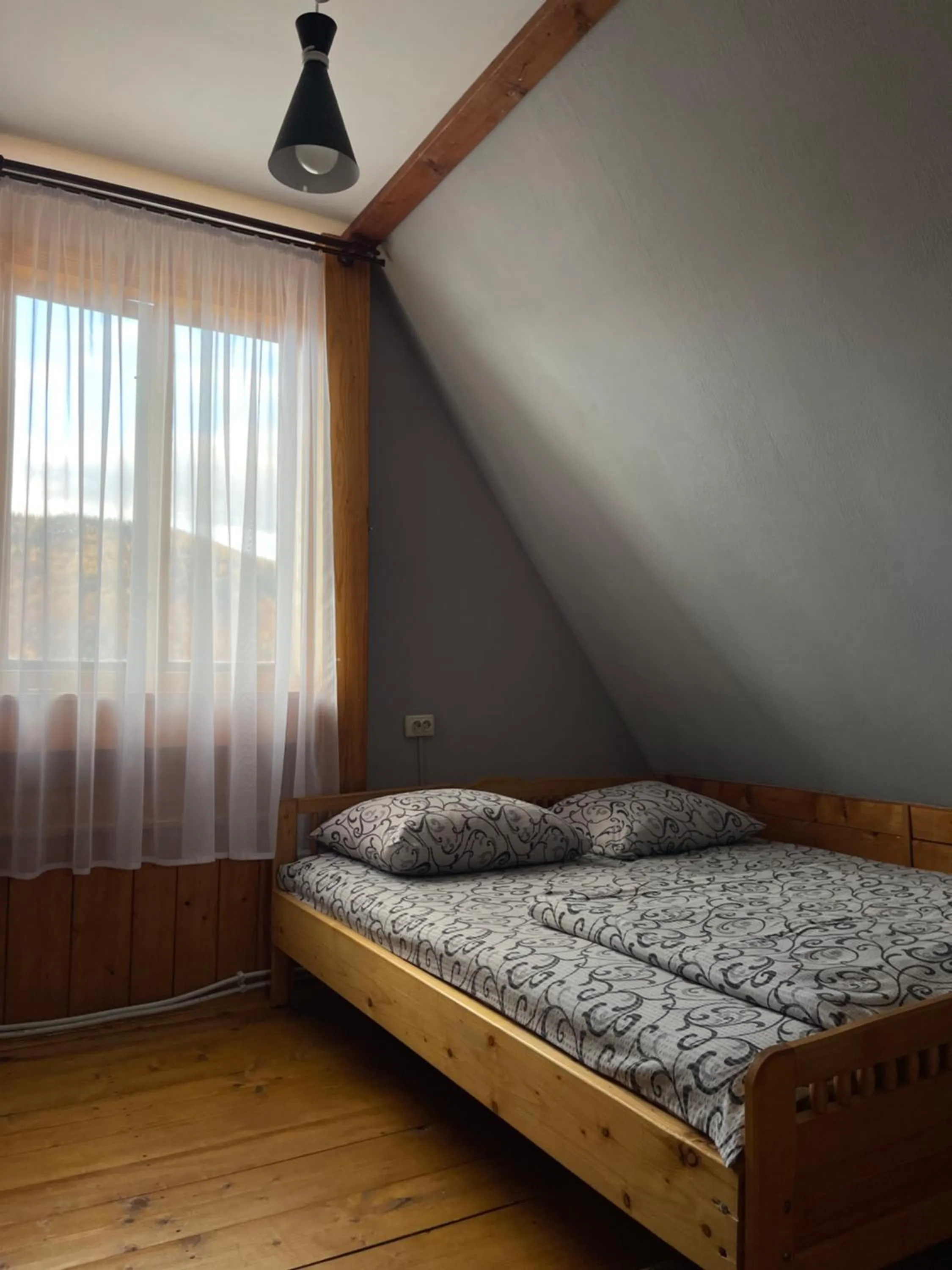 Bed in Sadyba Girske Povitria