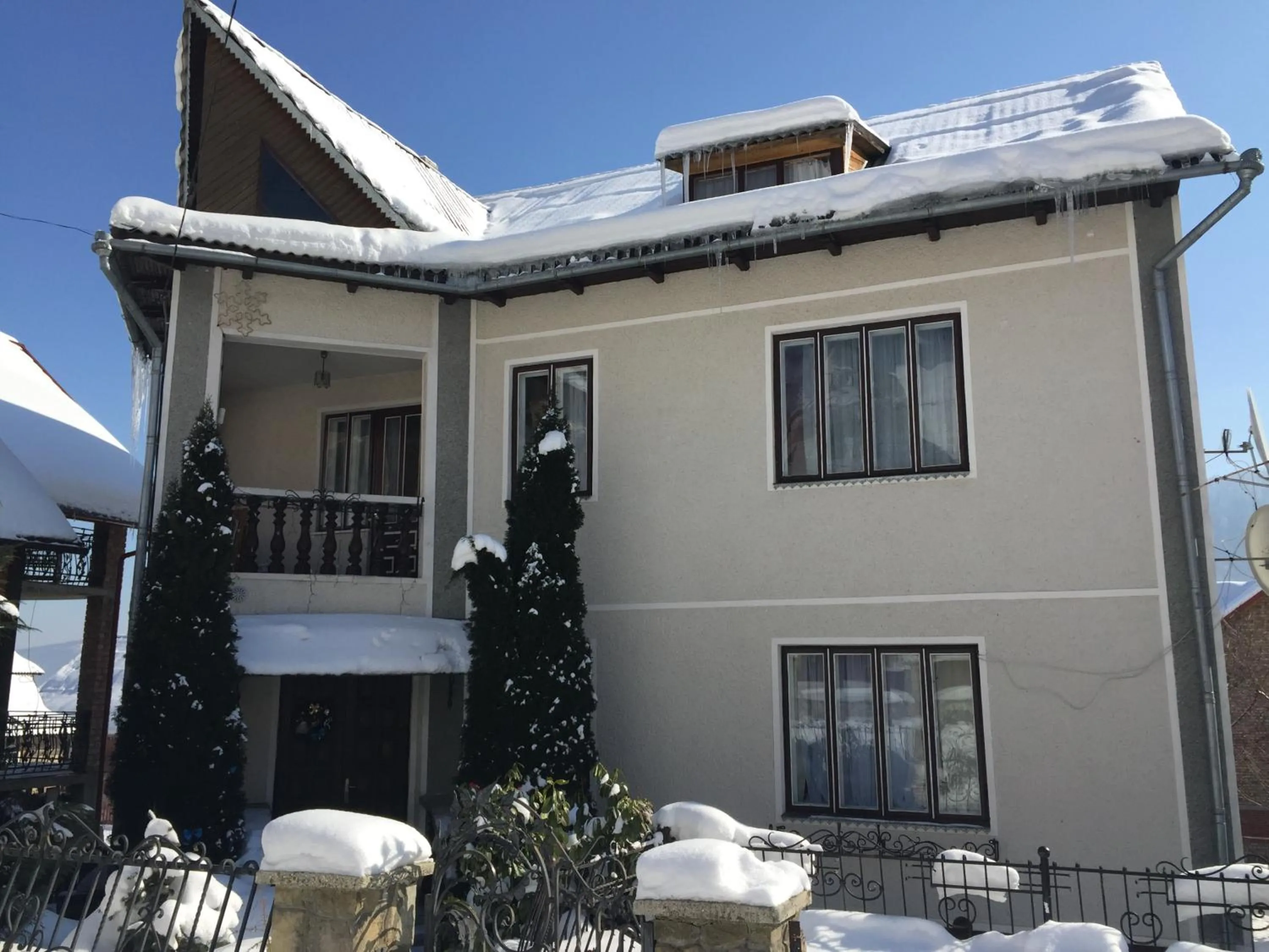Property building in Sadyba Girske Povitria