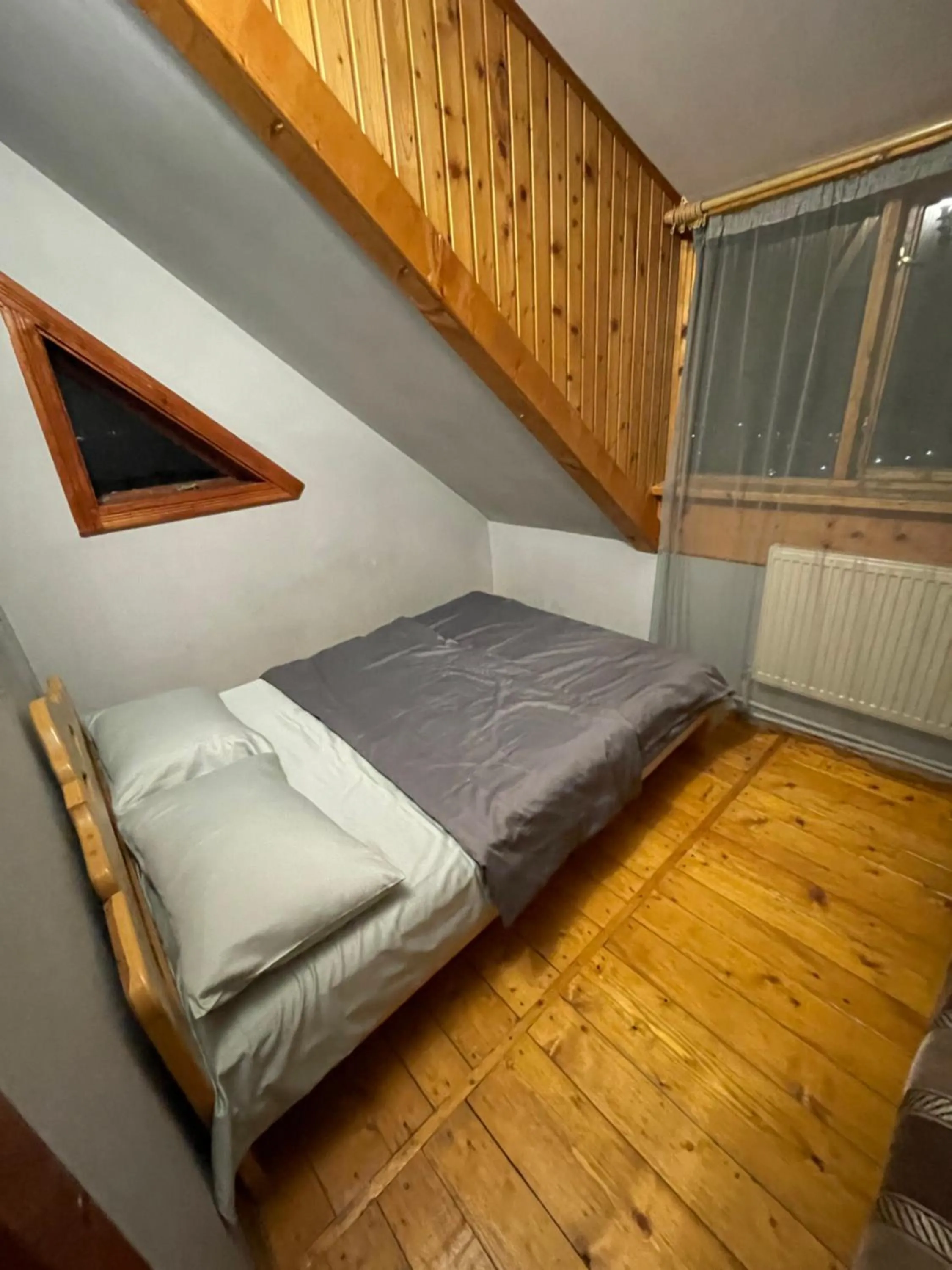 Bed in Sadyba Girske Povitria