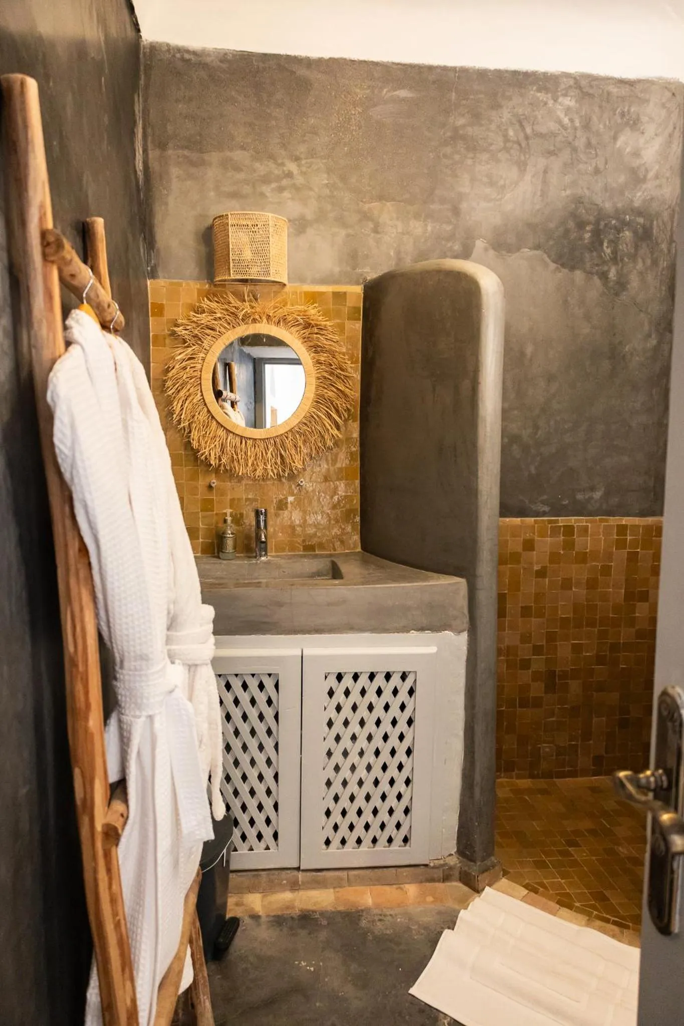 Shower in Riad El Jadide