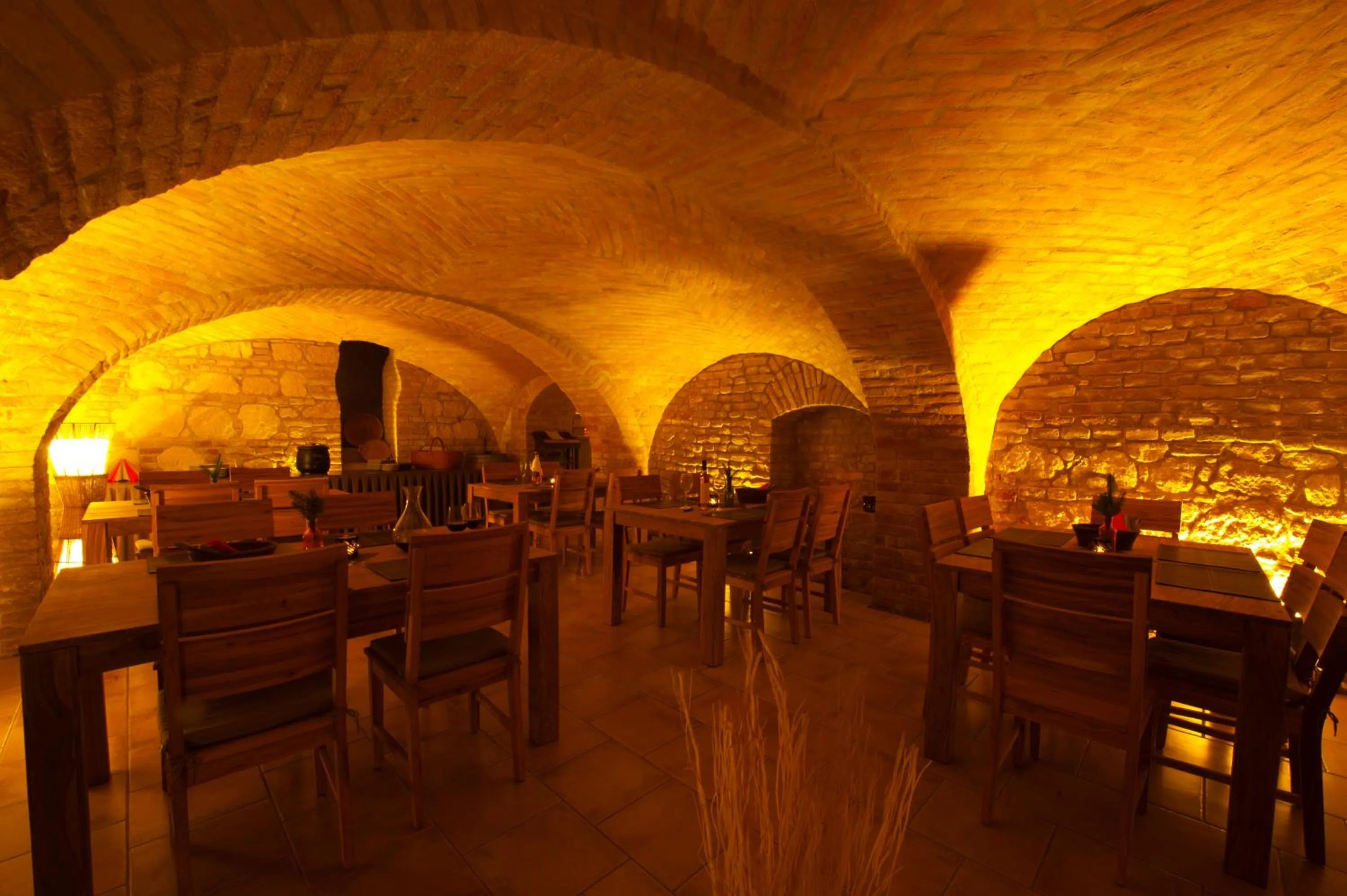 Restaurant/places to eat in Hotel Mario