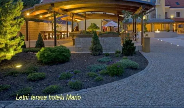 Restaurant/places to eat in Hotel Mario