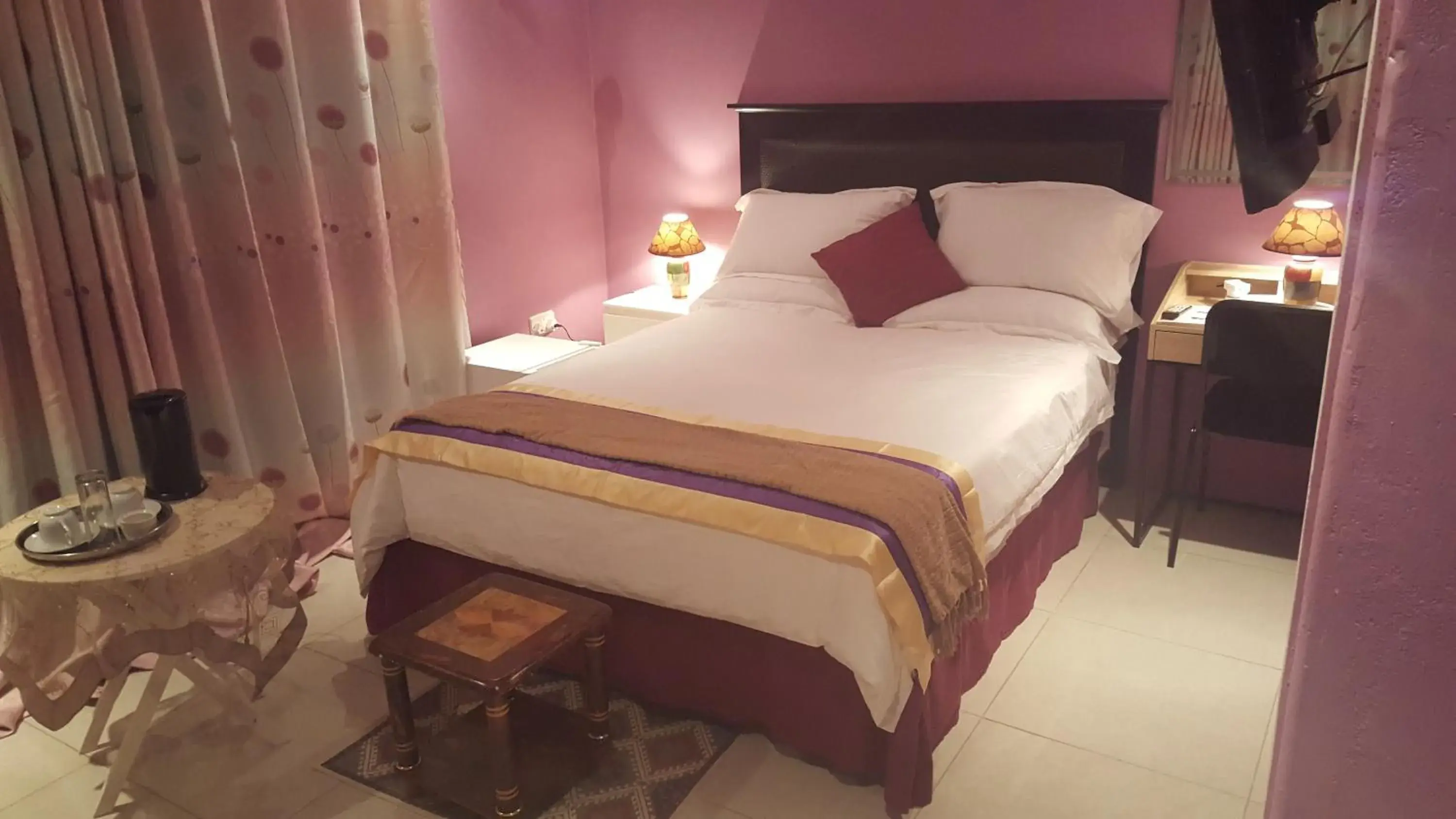 Double Room with Garden View in Mathlyn Guest House Double Room with Garden View in Mathlyn Guest House