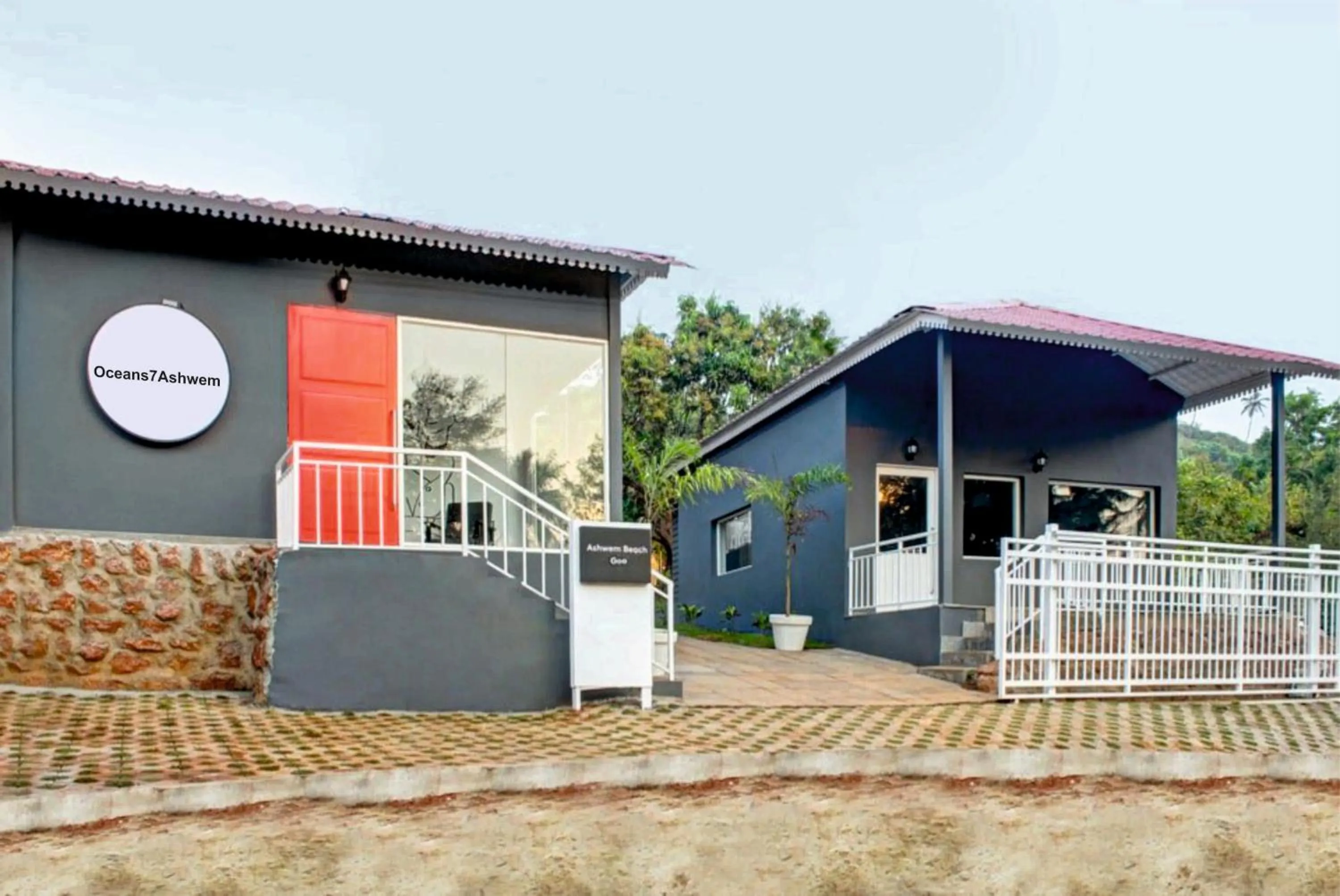 Facade/entrance in Oceans 7 Ashwem