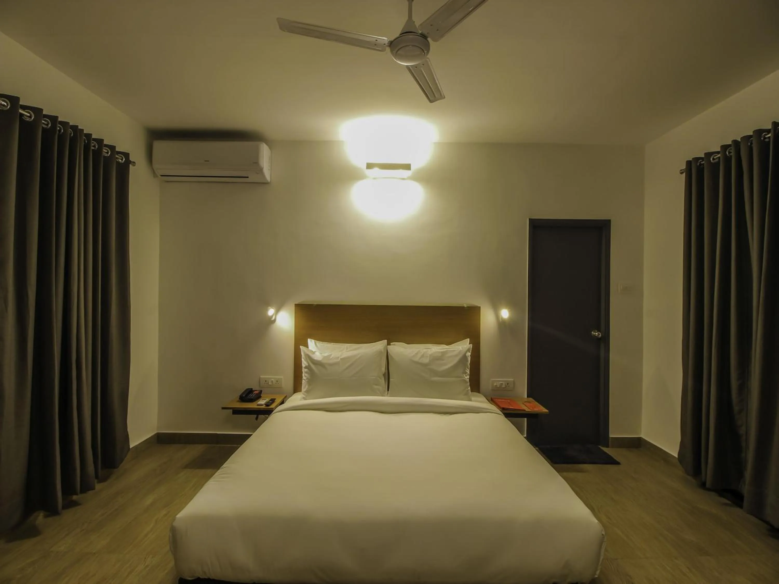 Bedroom, Bed in Oceans 7 Ashwem