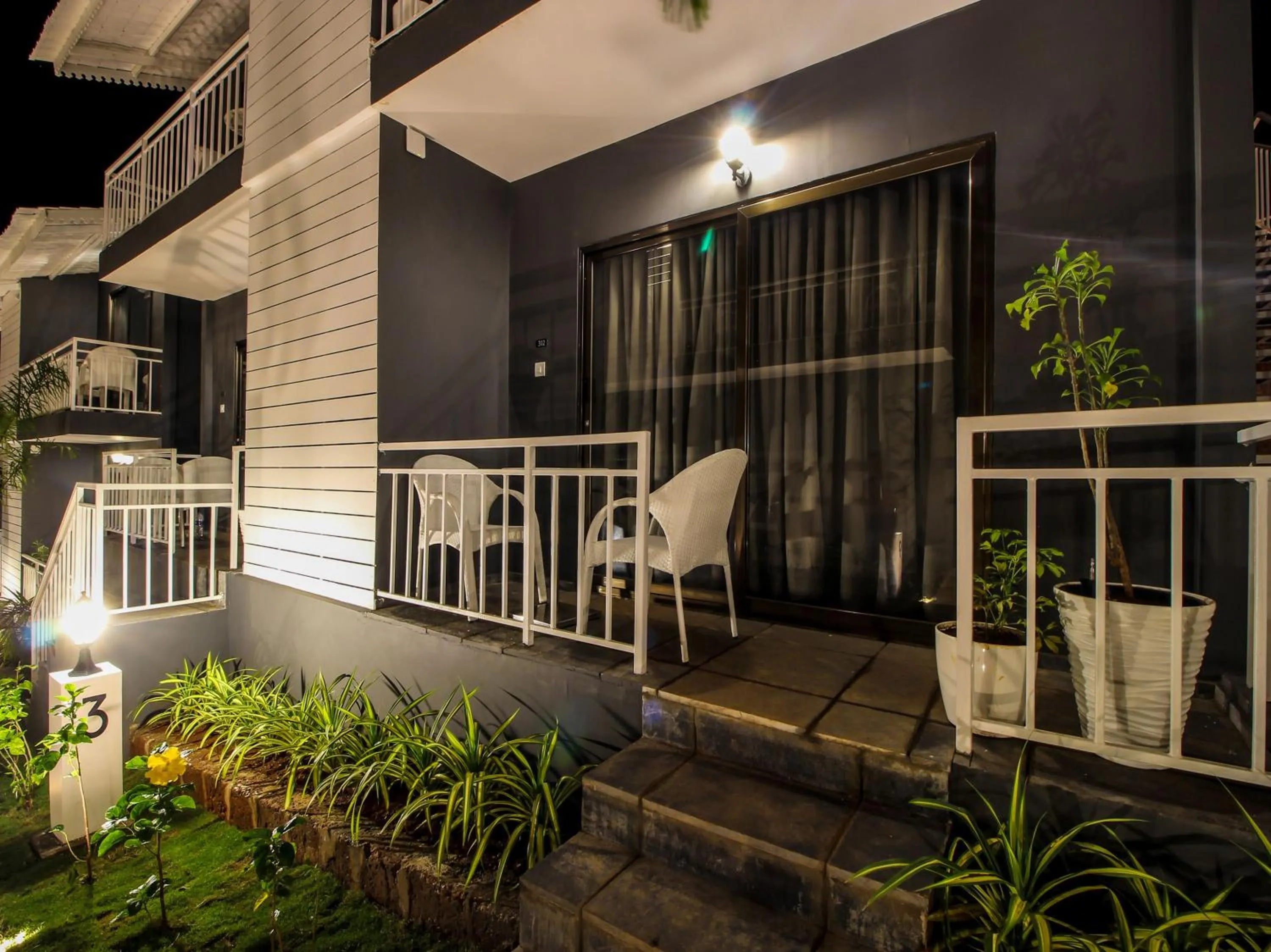 Facade/entrance in Oceans 7 Ashwem