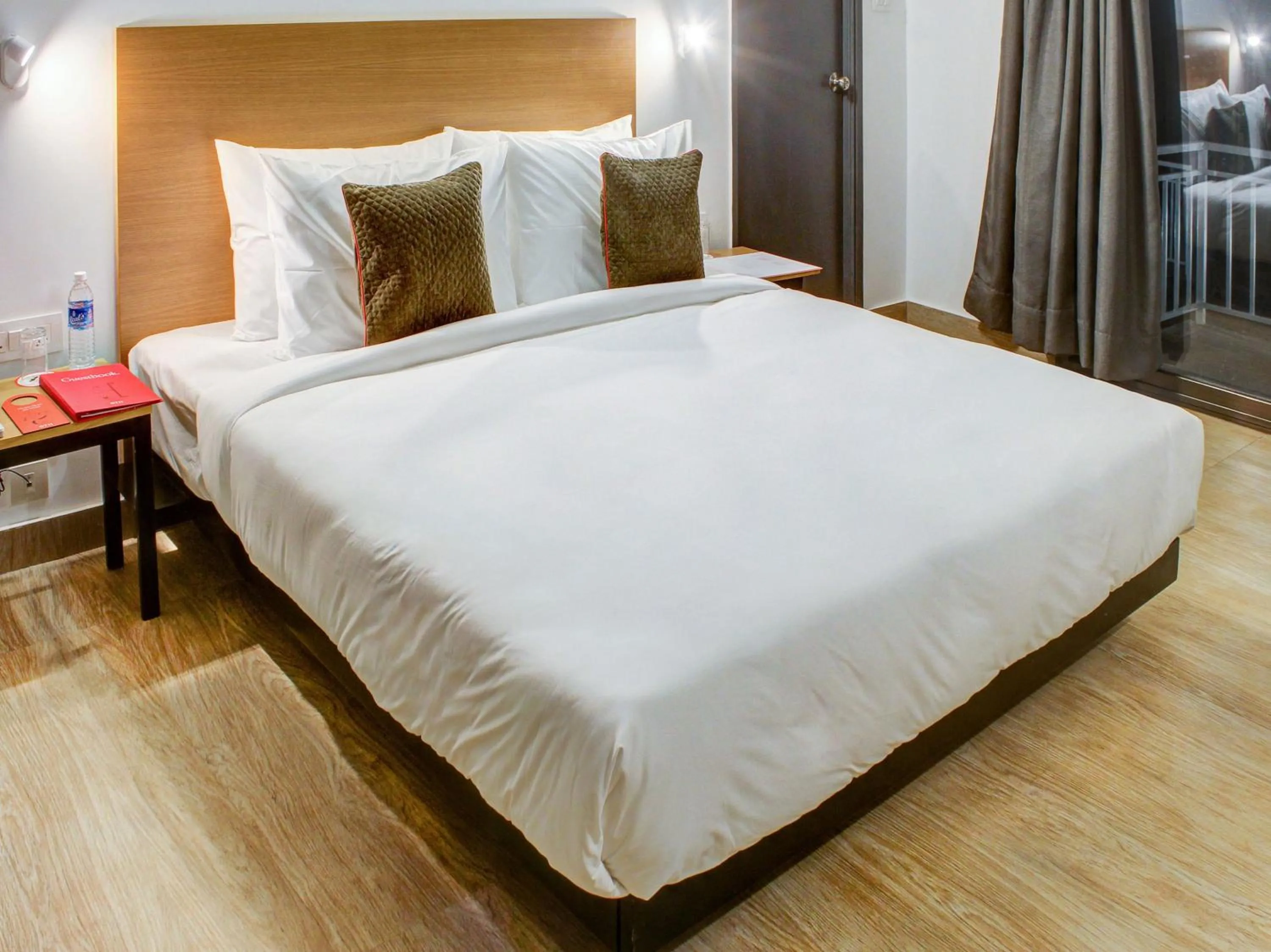 Bedroom, Bed in Oceans 7 Ashwem