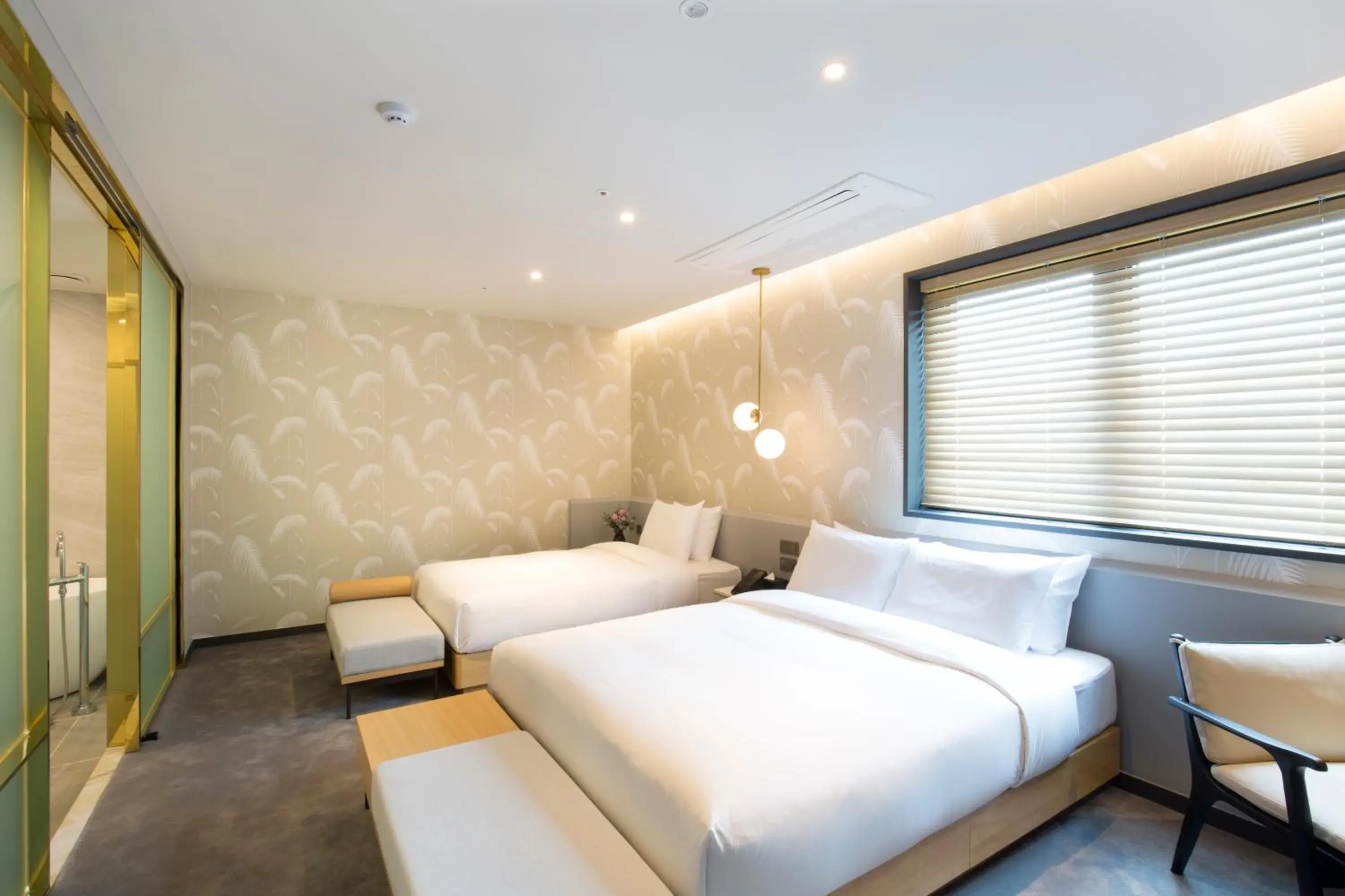 Deluxe Twin Room with City View in Nampo Hound Hotel Premier Deluxe Twin Room with City View in Nampo Hound Hotel Premier