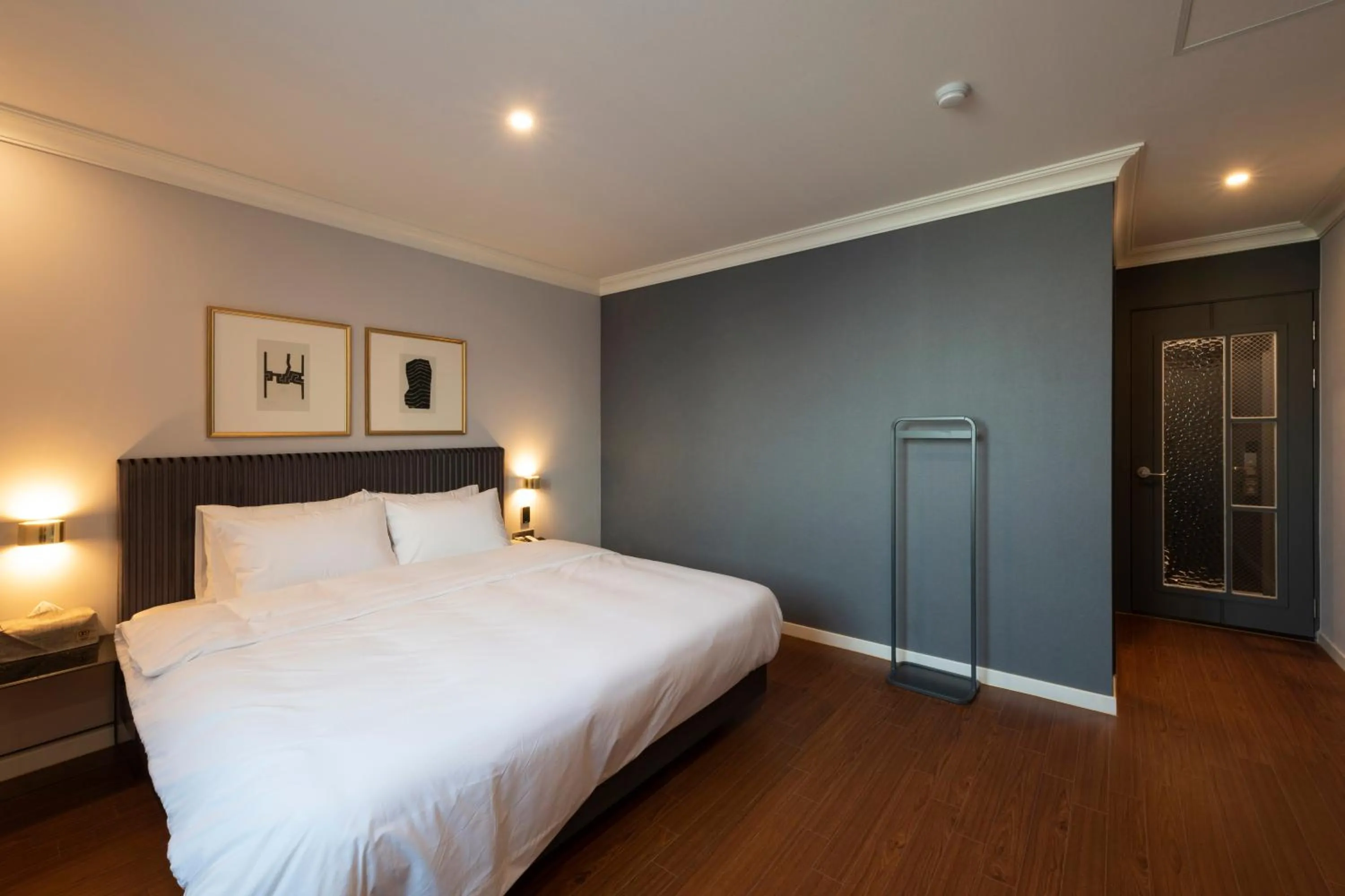 Bed in Brown-Dot Hotel Gupo