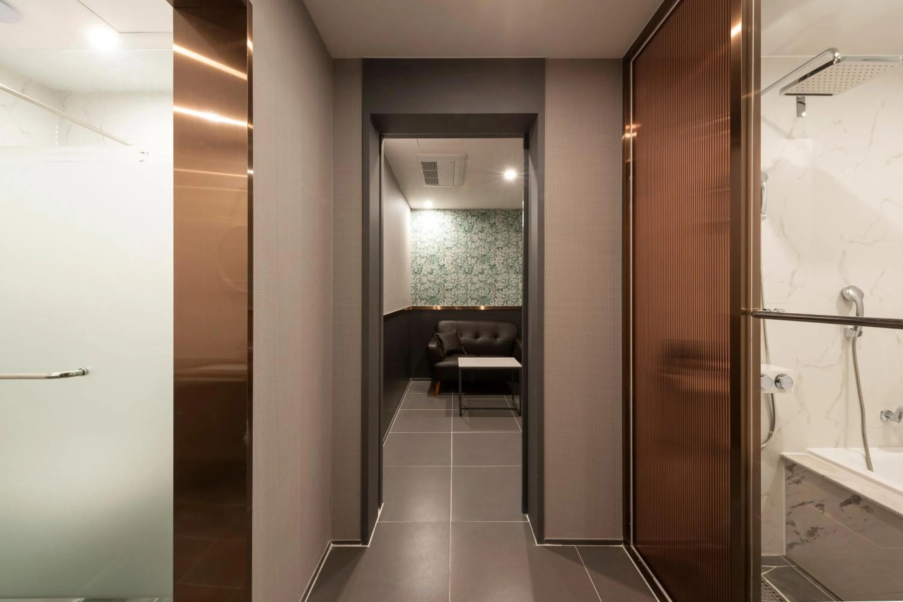 Brown-Dot Hotel Gupo