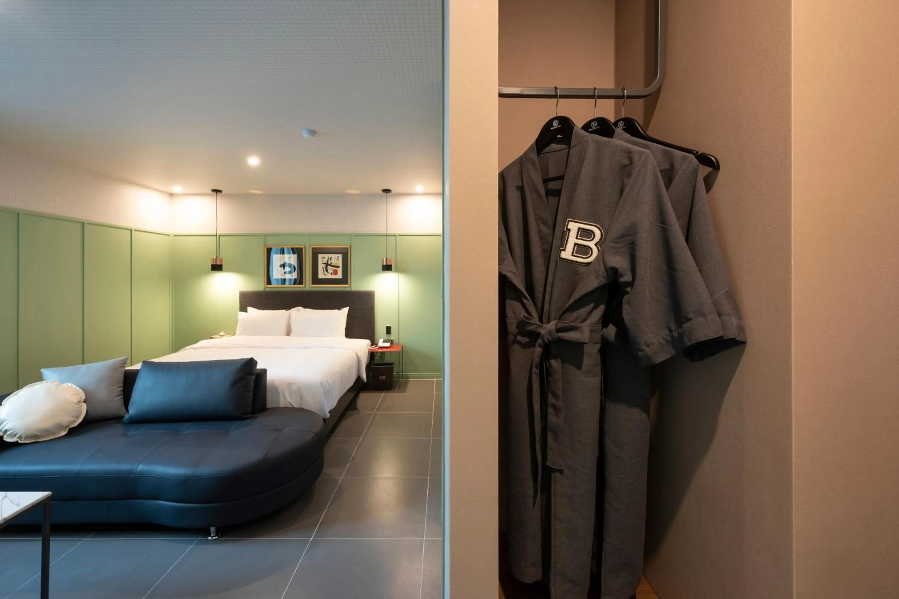 Bed in Brown-Dot Hotel Gupo