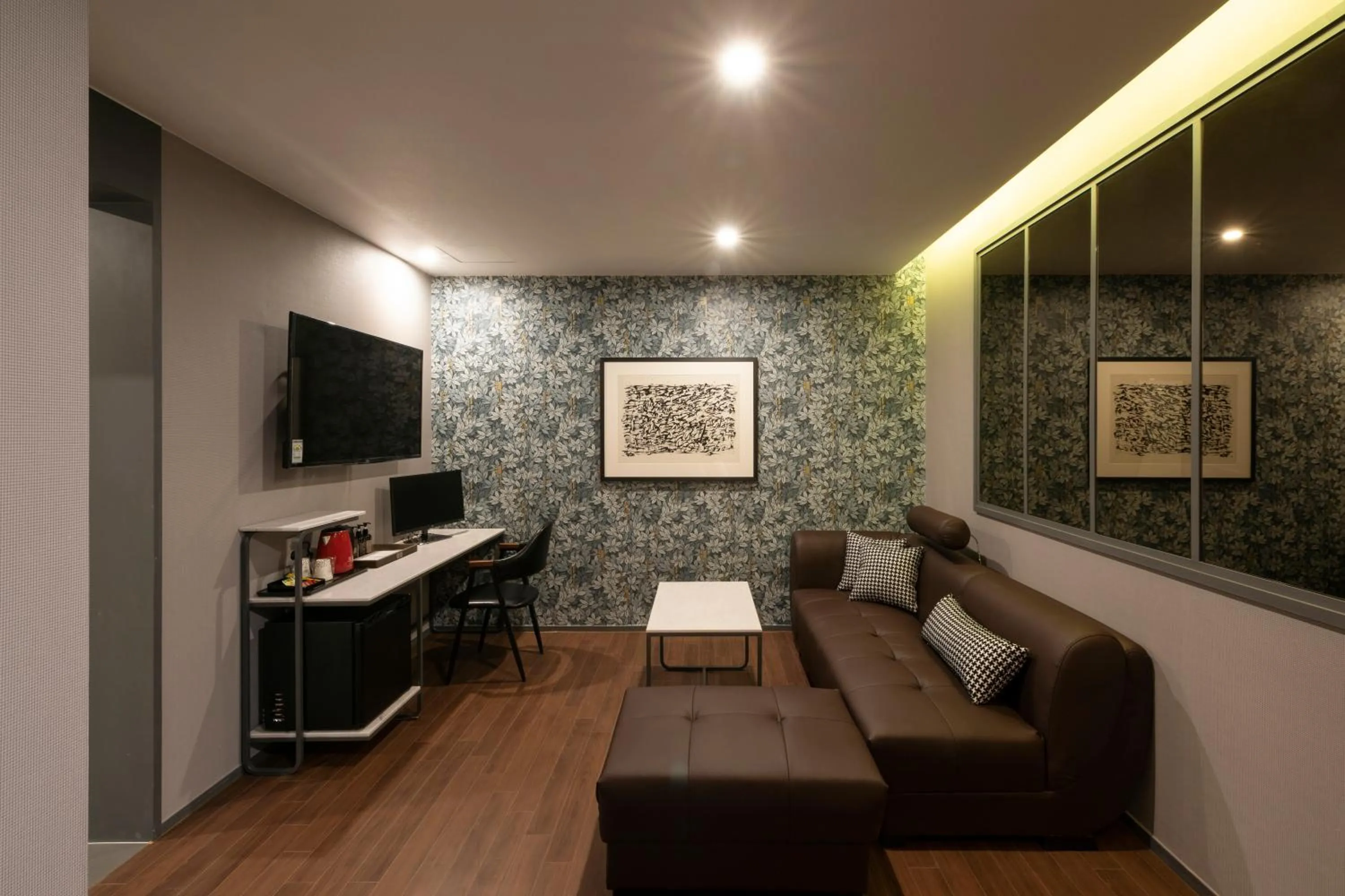 Brown-Dot Hotel Gupo