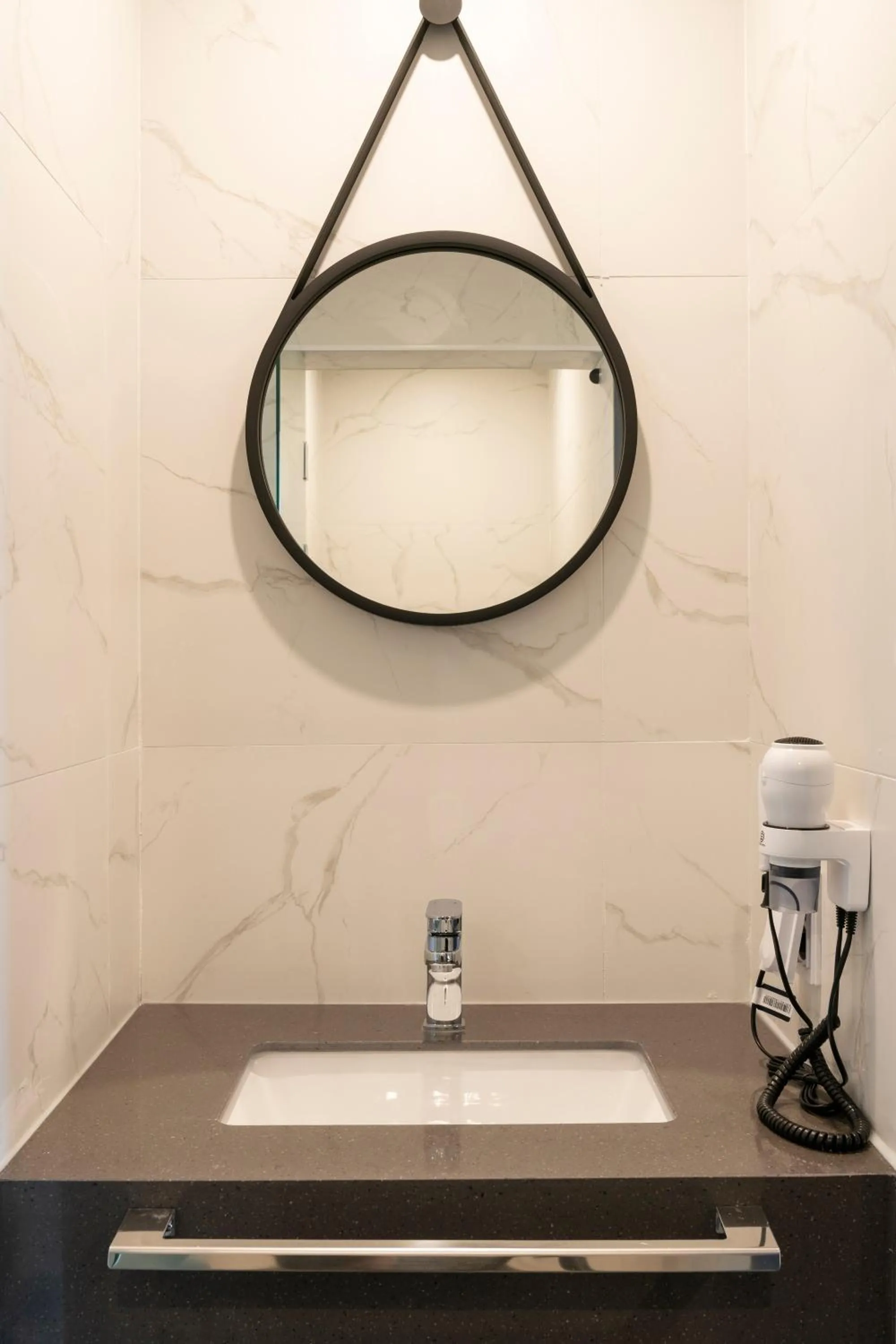 Brown-Dot Hotel Gupo