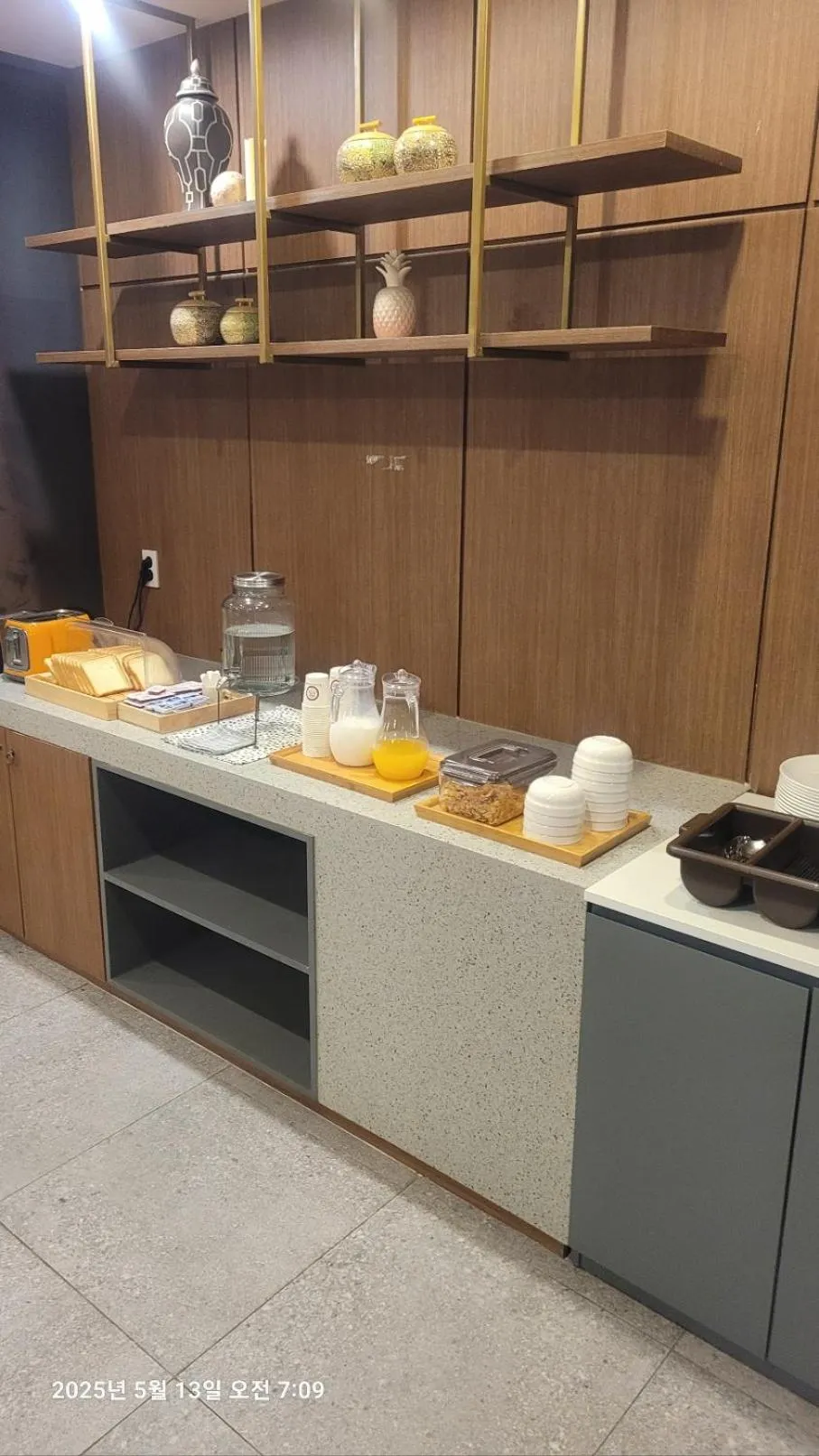 Brown-Dot Hotel Gupo