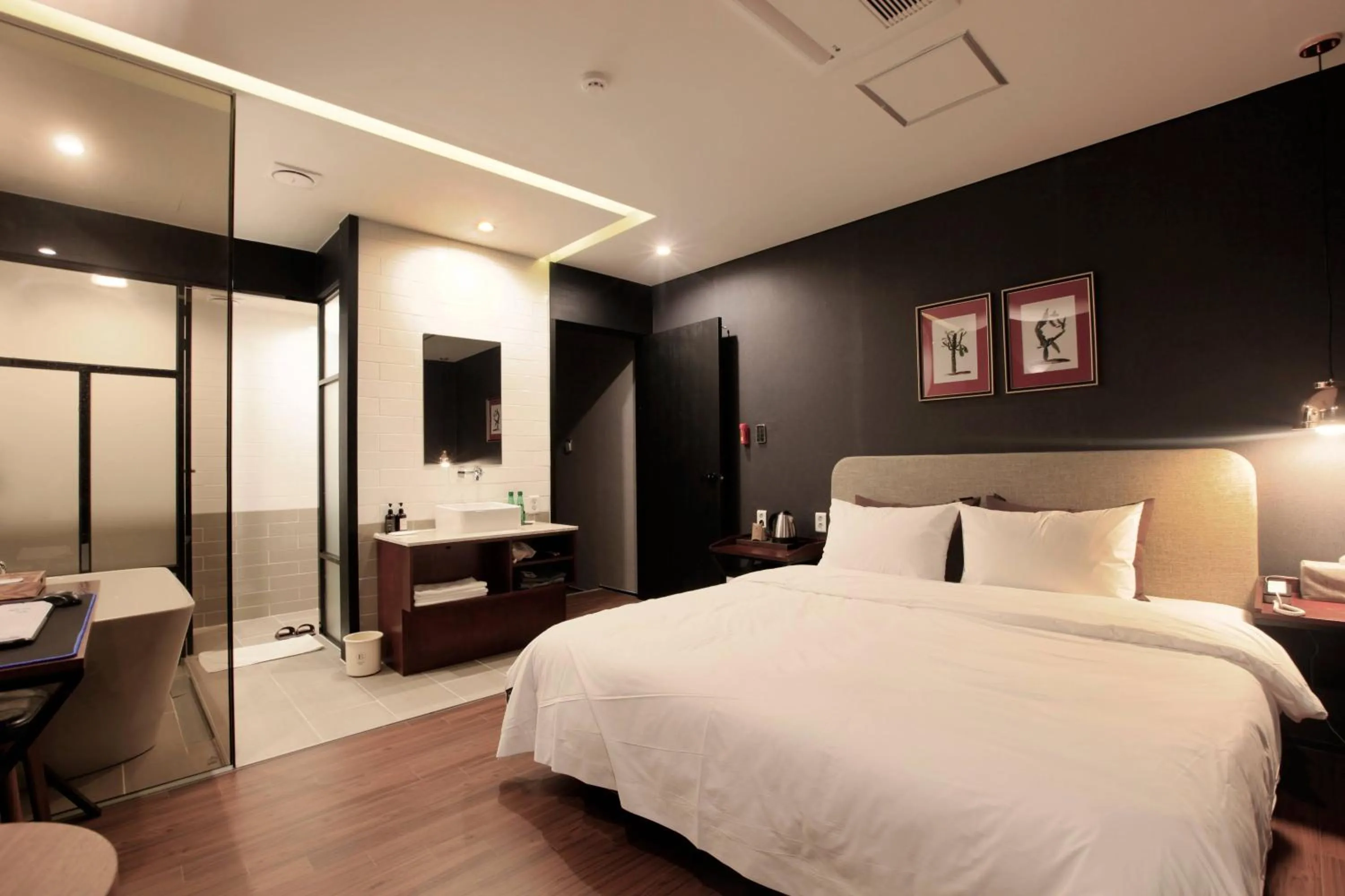 Property building, Bed in Brown-Dot Hotel Gupo