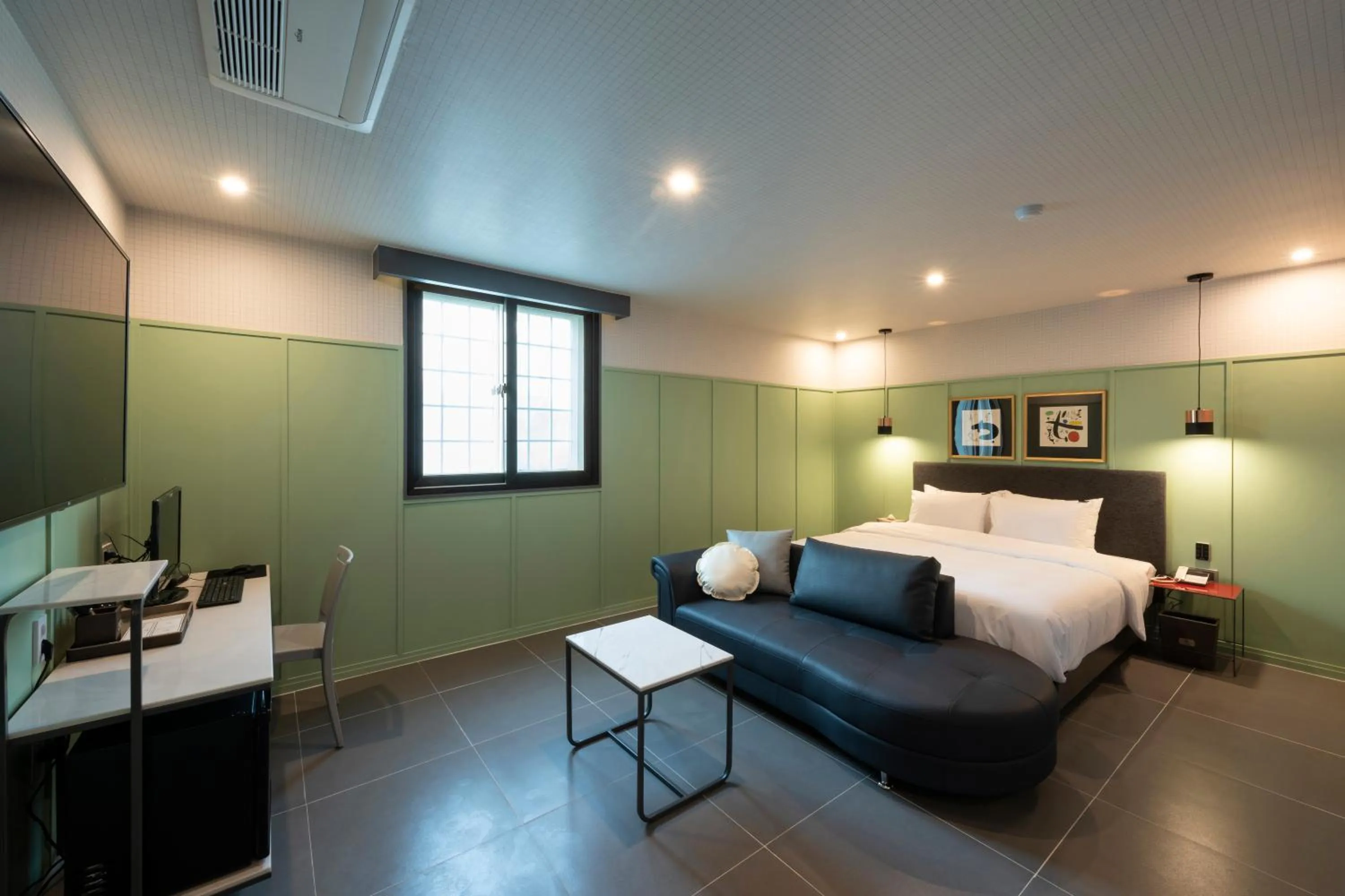 Bed in Brown-Dot Hotel Gupo