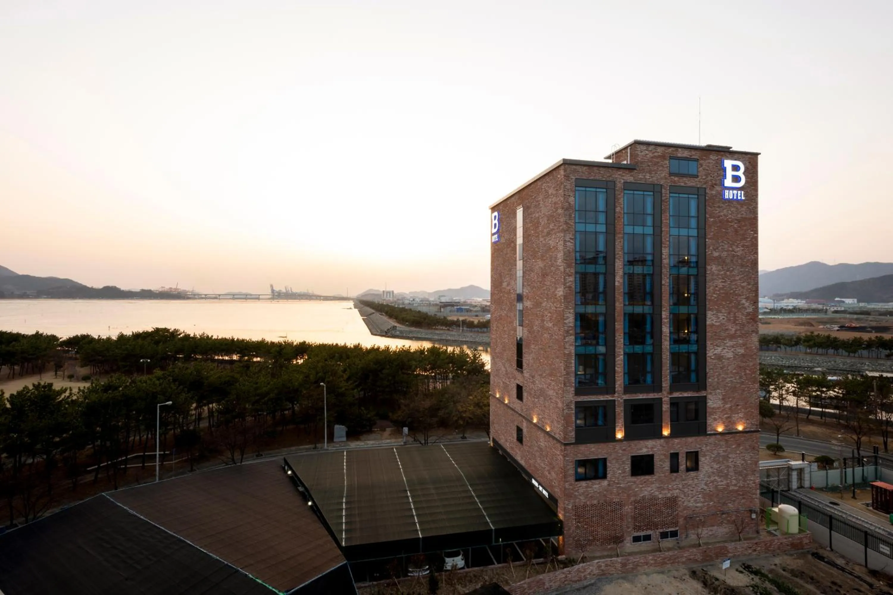 Property building in Brown-Dot Hotel Shinho