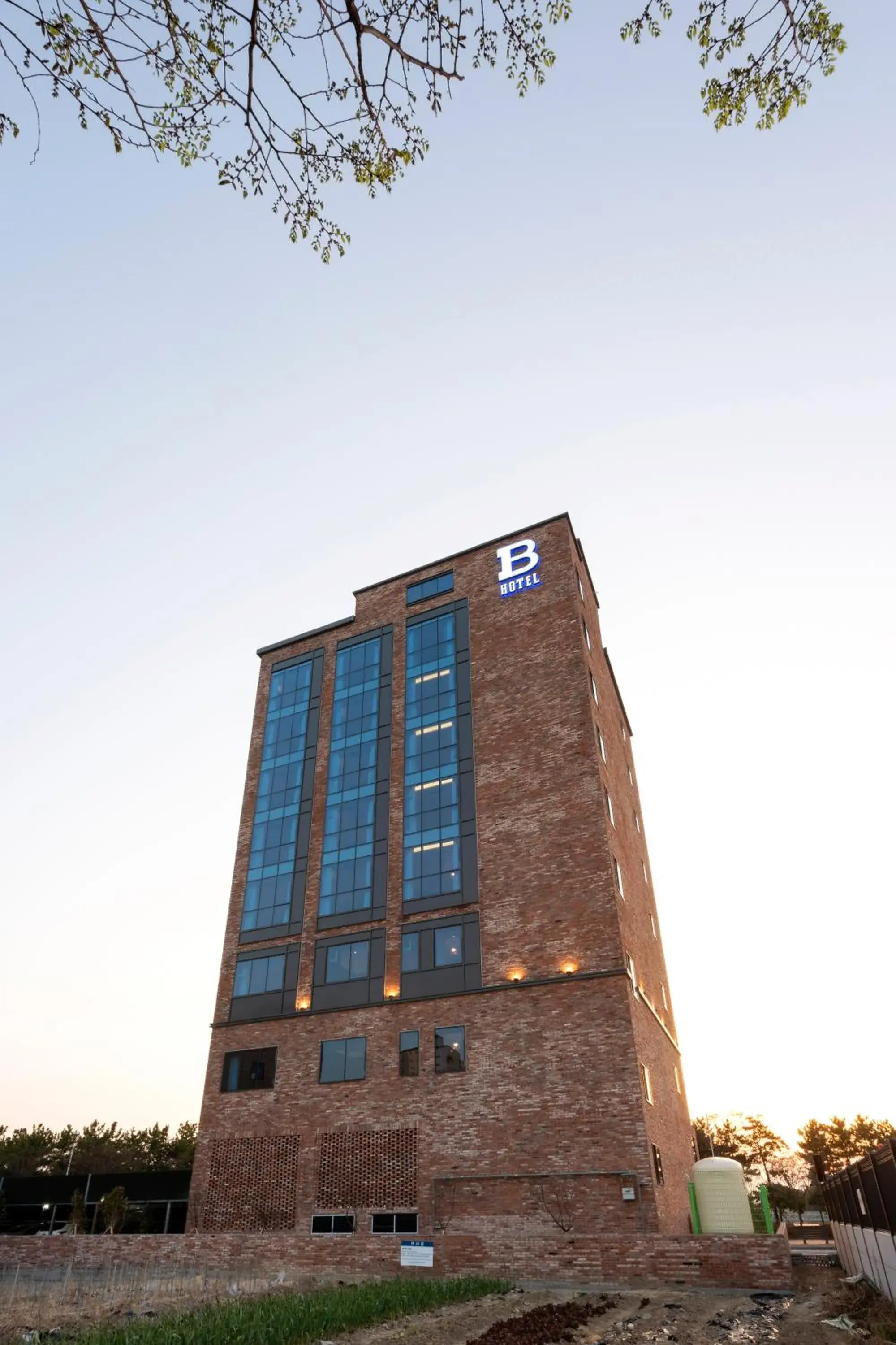 Property building in Brown-Dot Hotel Shinho Property building in Brown-Dot Hotel Shinho