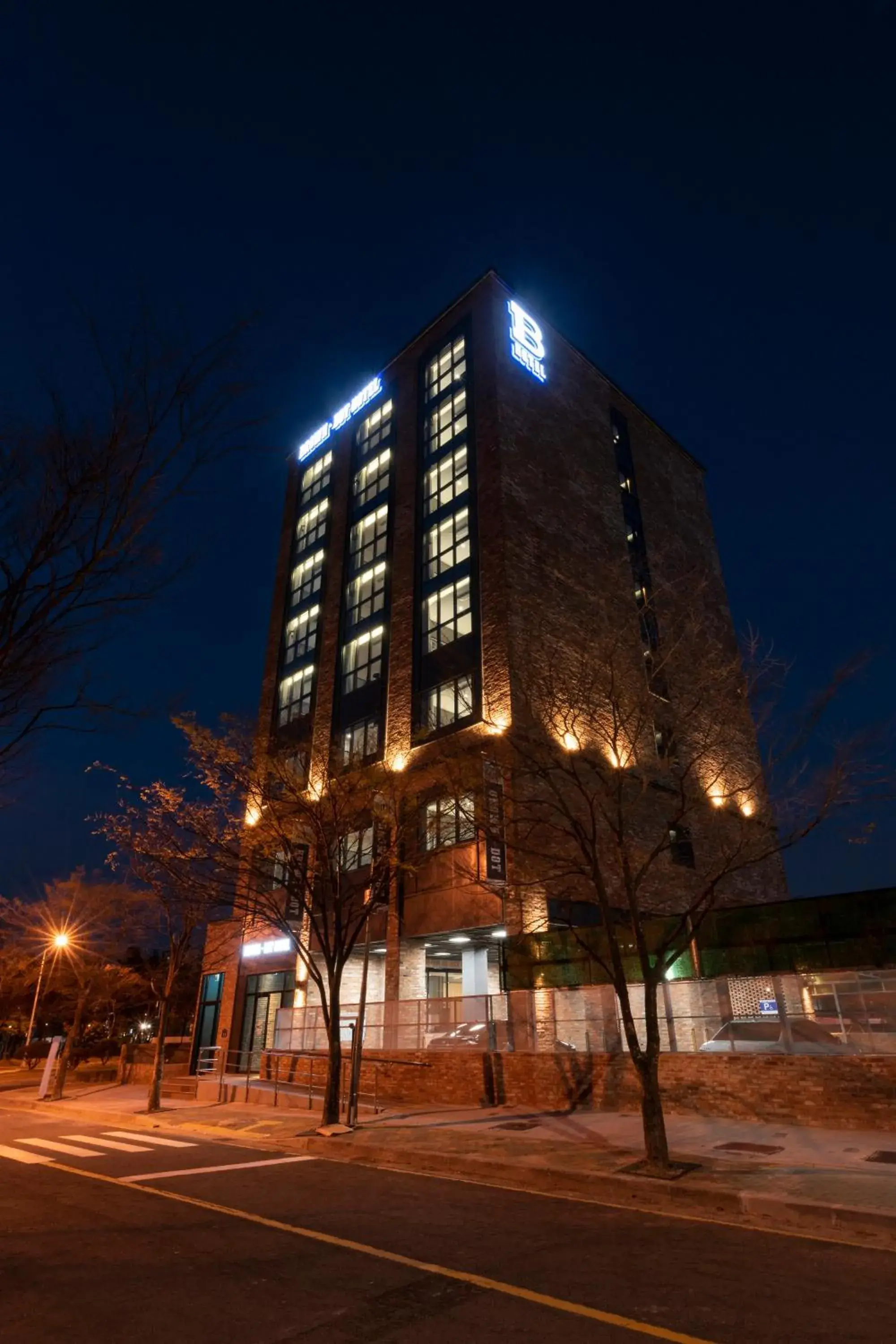Property building in Brown-Dot Hotel Shinho Property building in Brown-Dot Hotel Shinho