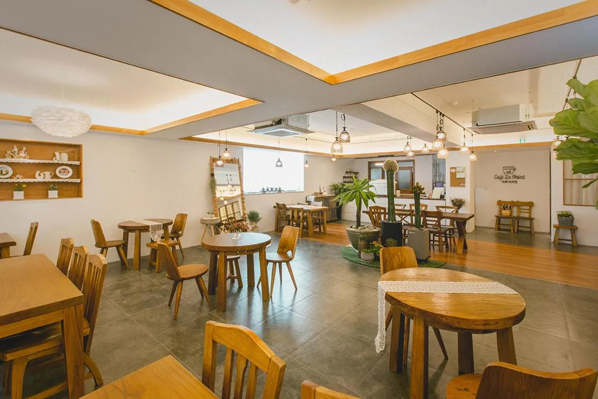 Restaurant/places to eat in Brown-Dot Hotel Choeup