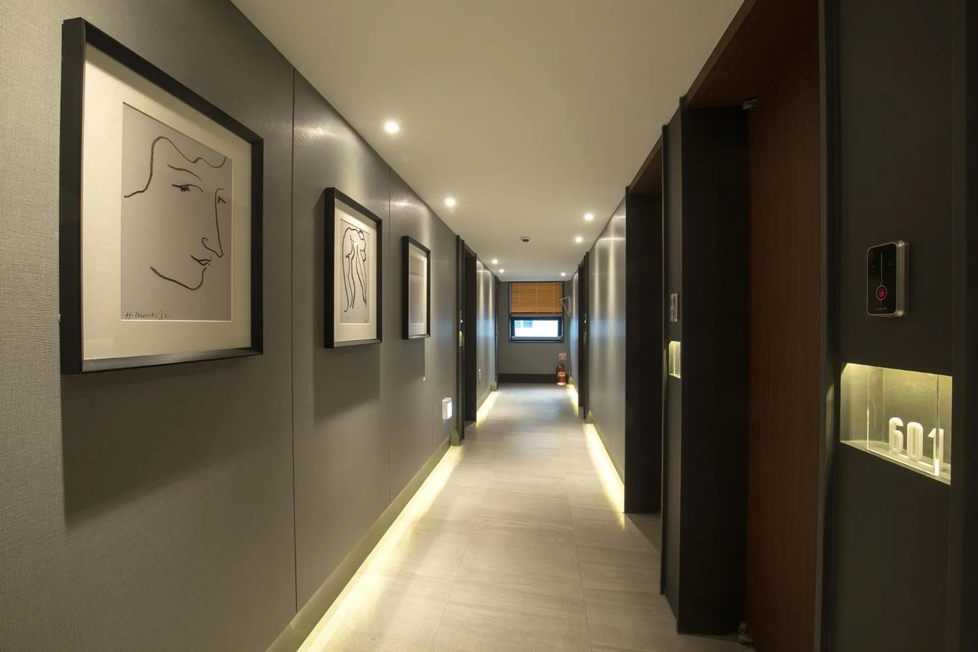 Brown-Dot Hotel Choeup