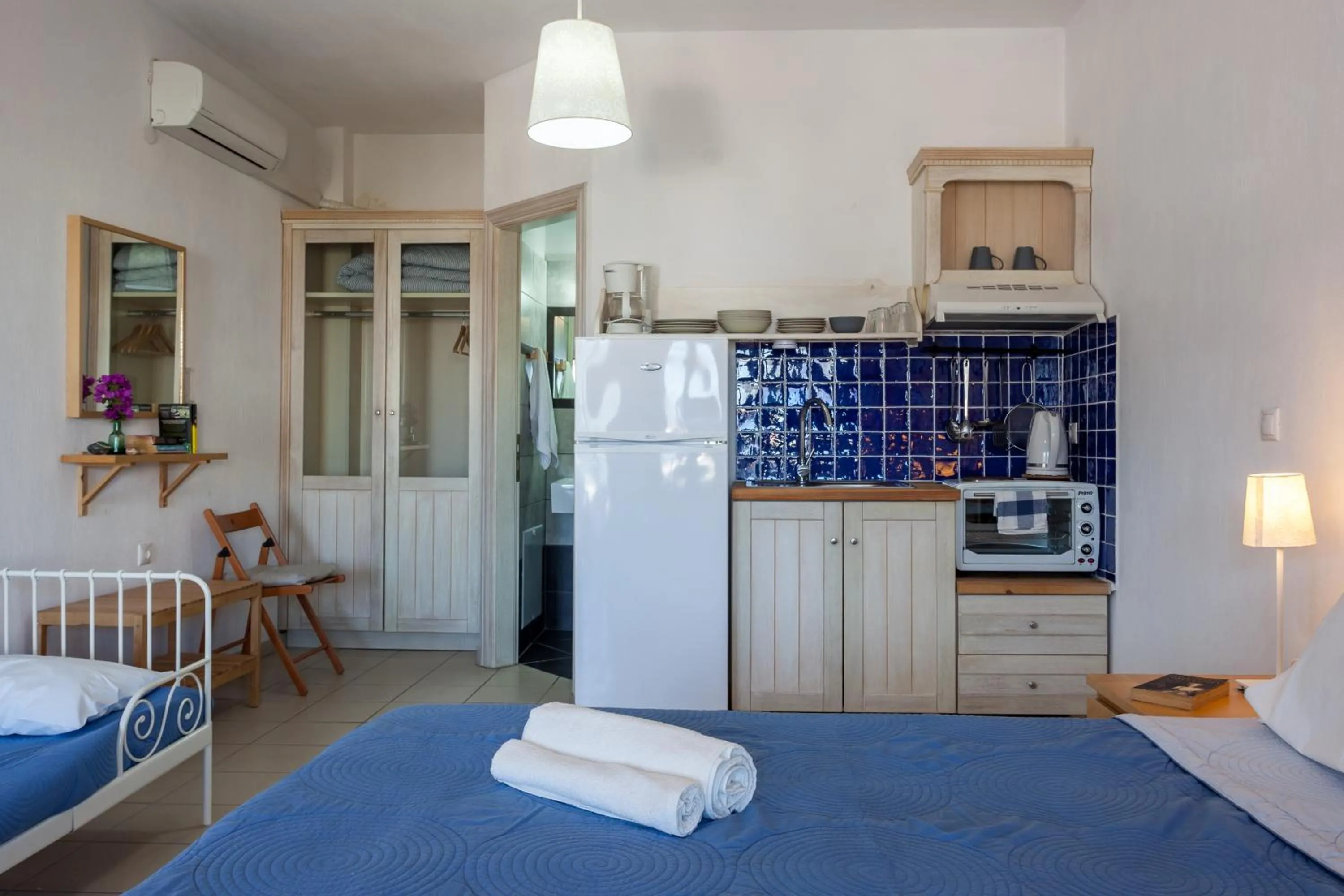 Photo of the whole room, Bed in Thea Home Hotel by Booking Kottas