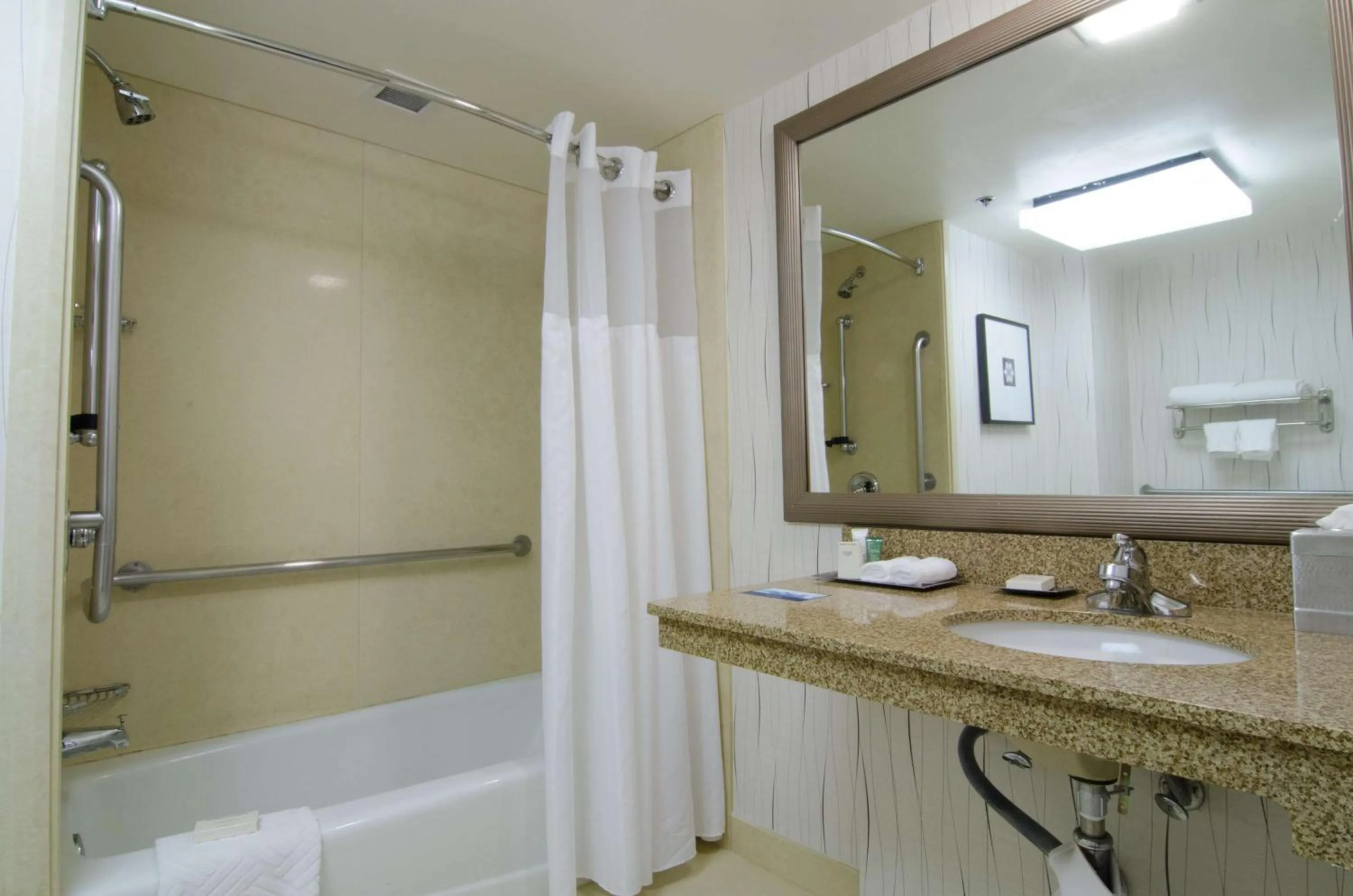 Bathroom in Hilton Los Angeles Airport