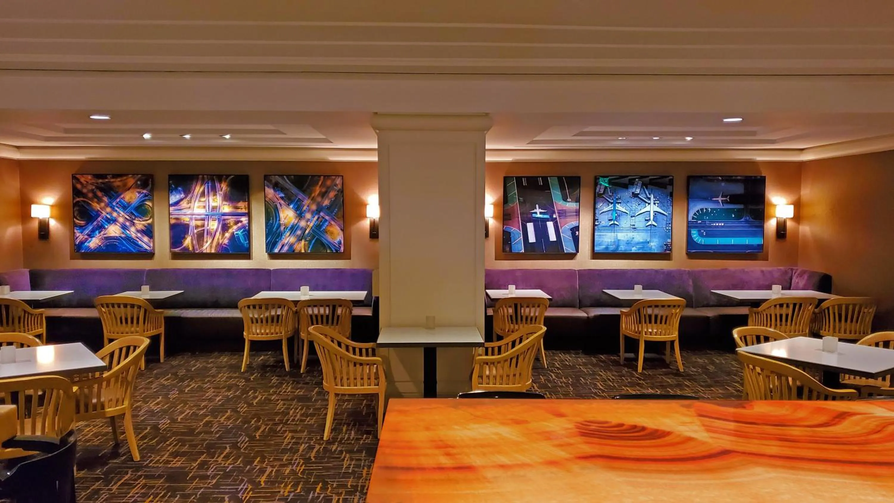 Lounge or bar in Hilton Los Angeles Airport