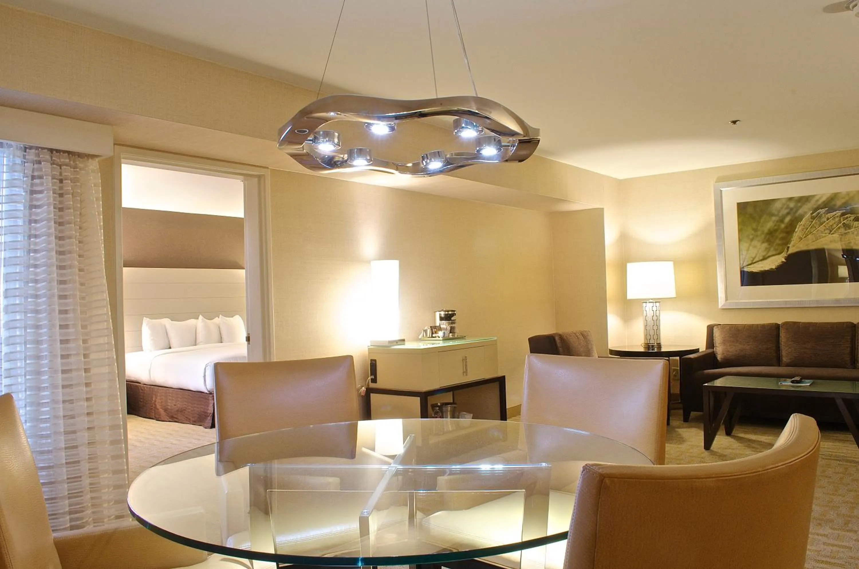 Dining area in Hilton Los Angeles Airport