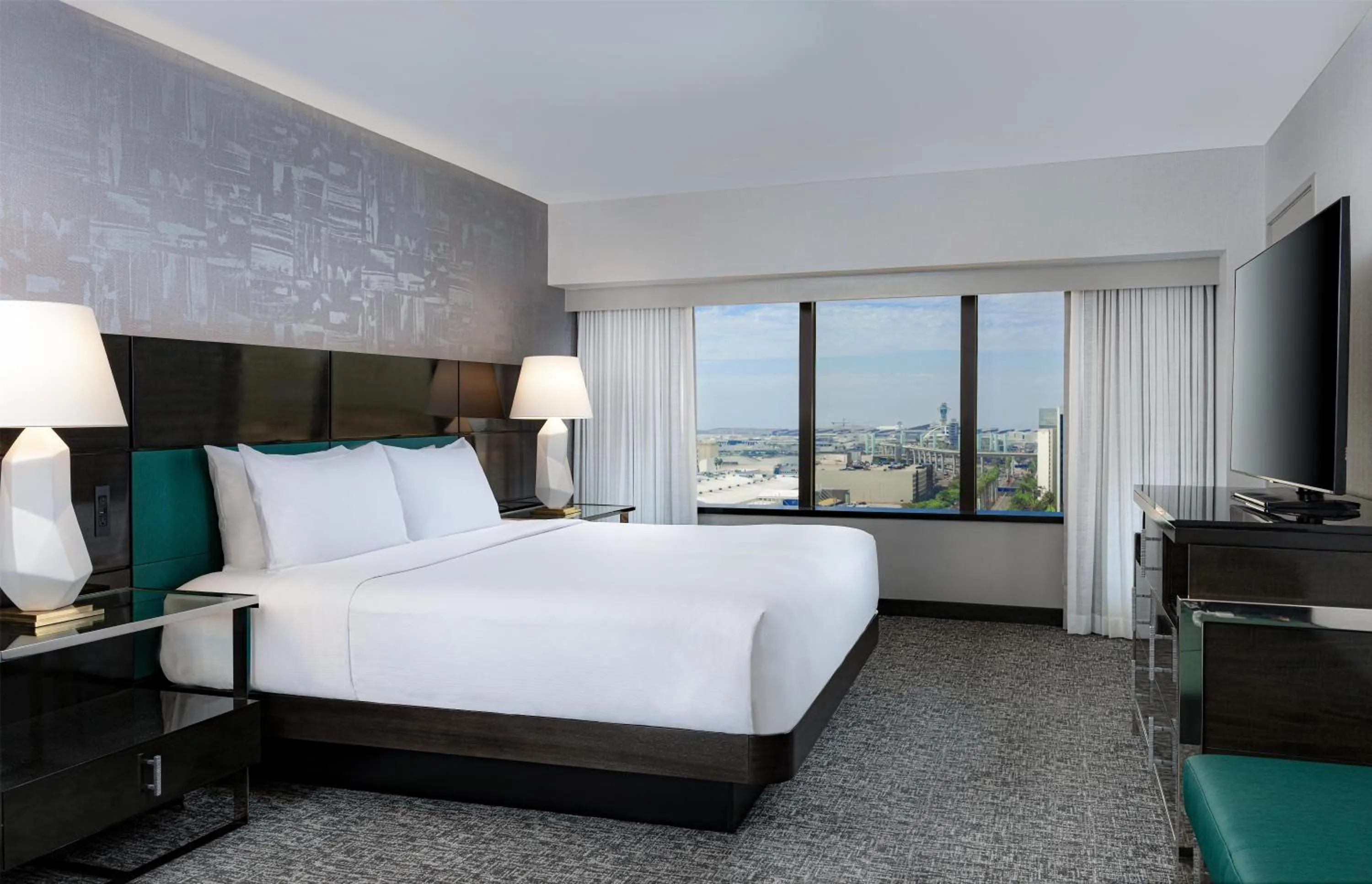 View (from property/room), Bed in Hilton Los Angeles Airport
