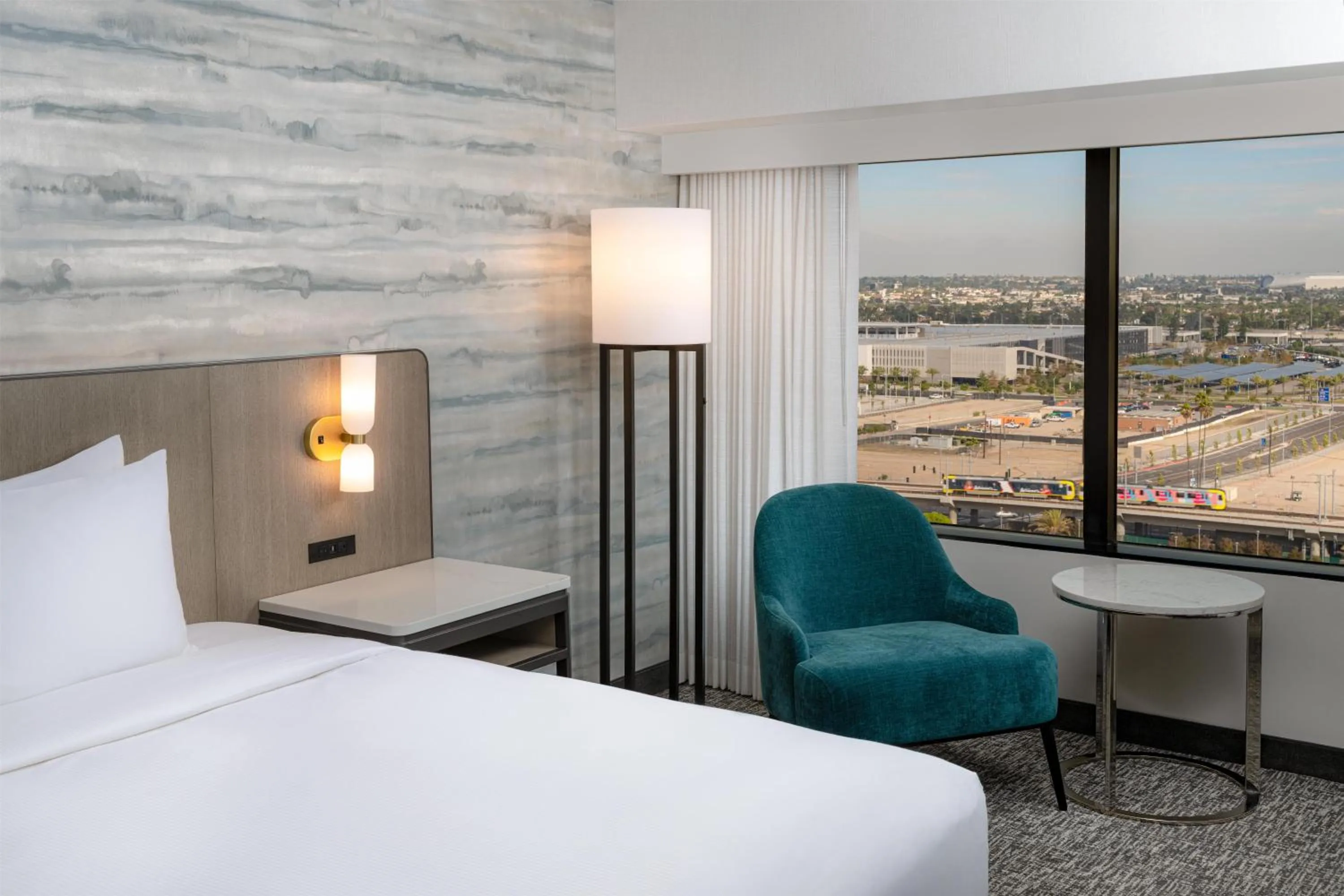 View (from property/room), Bed in Hilton Los Angeles Airport