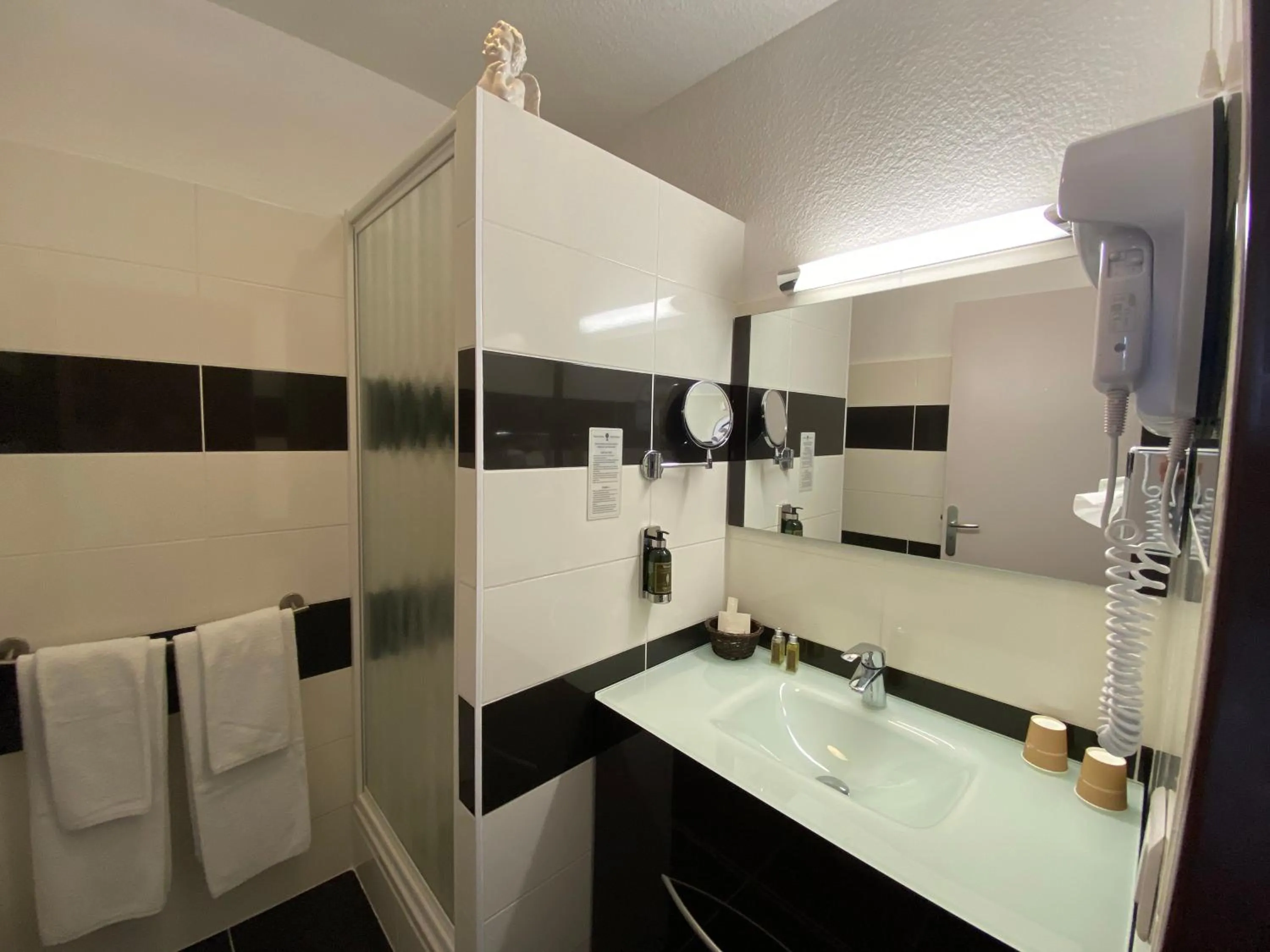 Bathroom in Hôtel Le Colombier