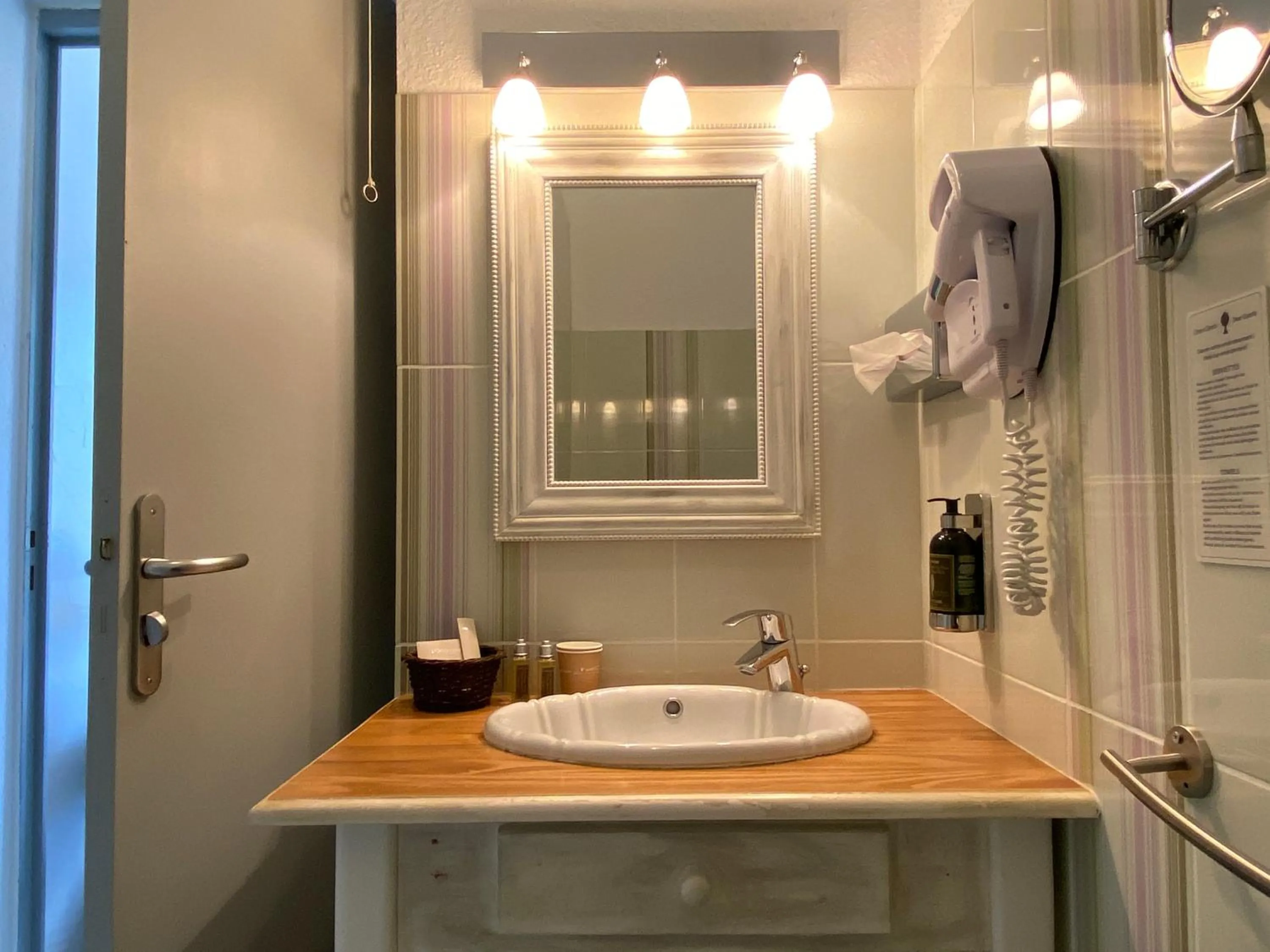 Bathroom in Hôtel Le Colombier