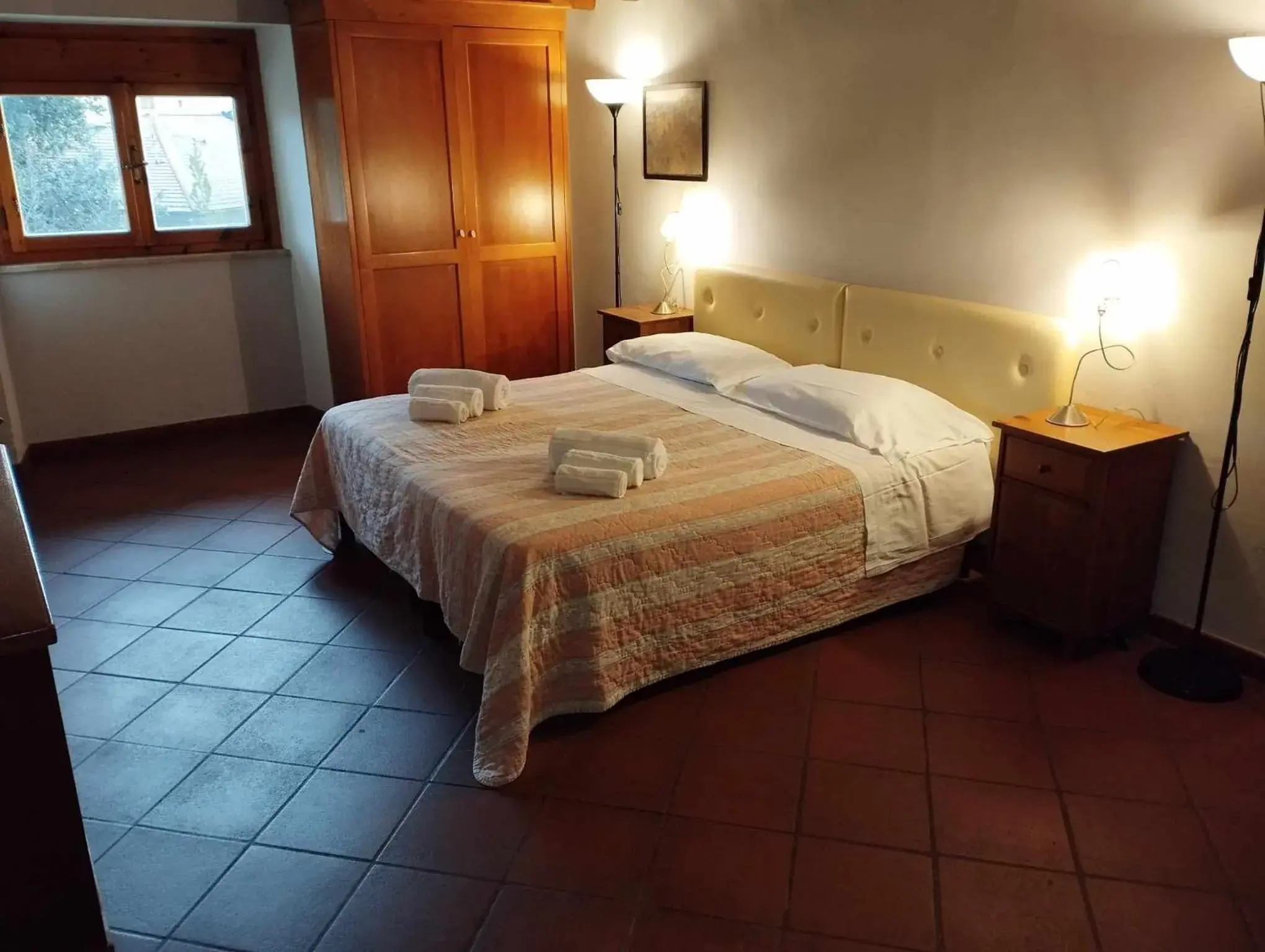 Triple Room with Private External Bathroom in Hotel Fedora Triple Room with Private External Bathroom in Hotel Fedora