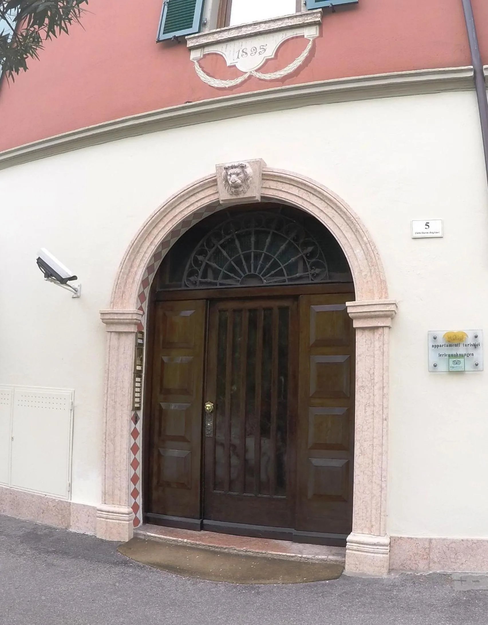 Facade/entrance in Sembenini Palace
