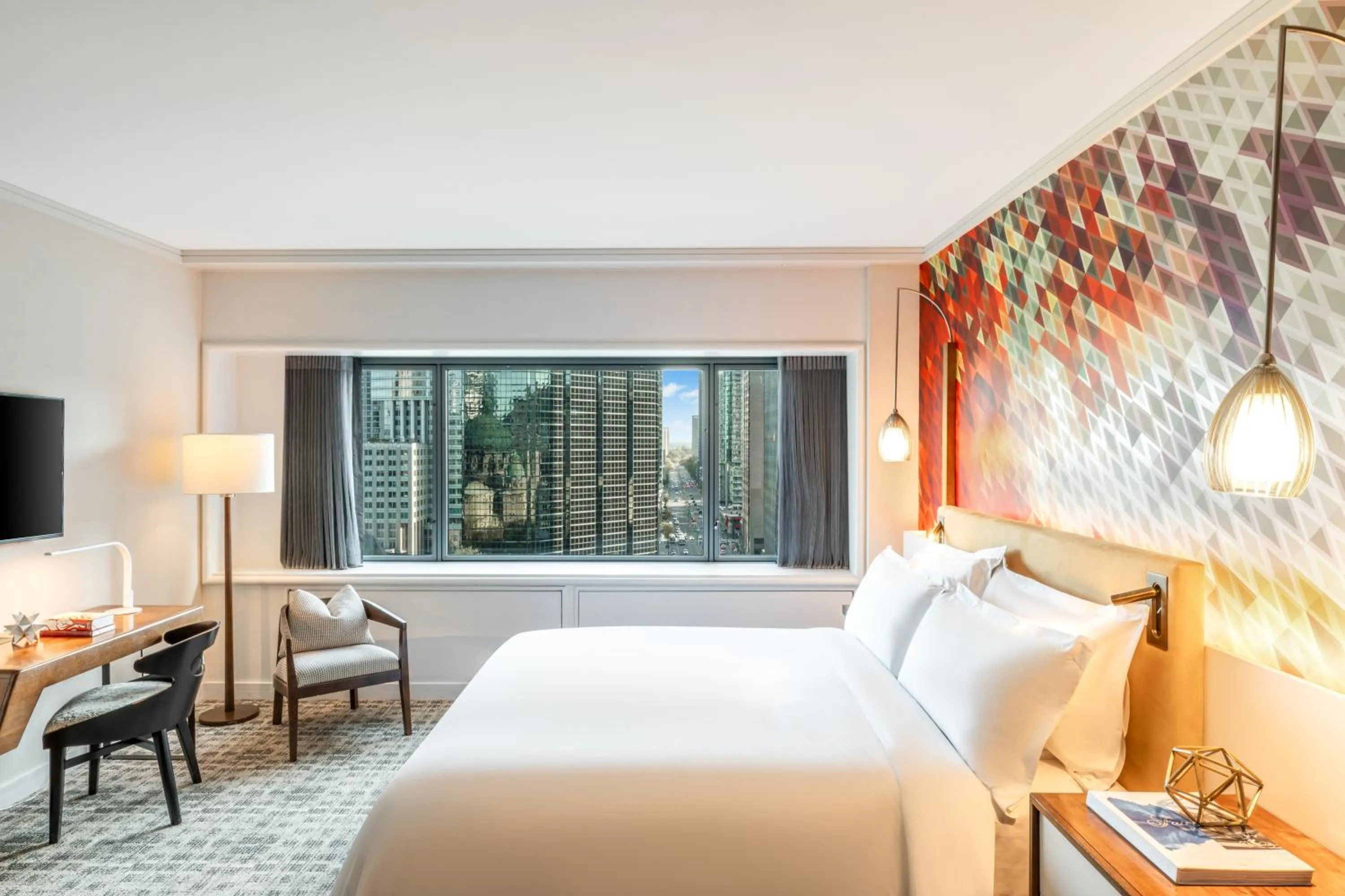 Photo of the whole room, Bed in Fairmont The Queen Elizabeth