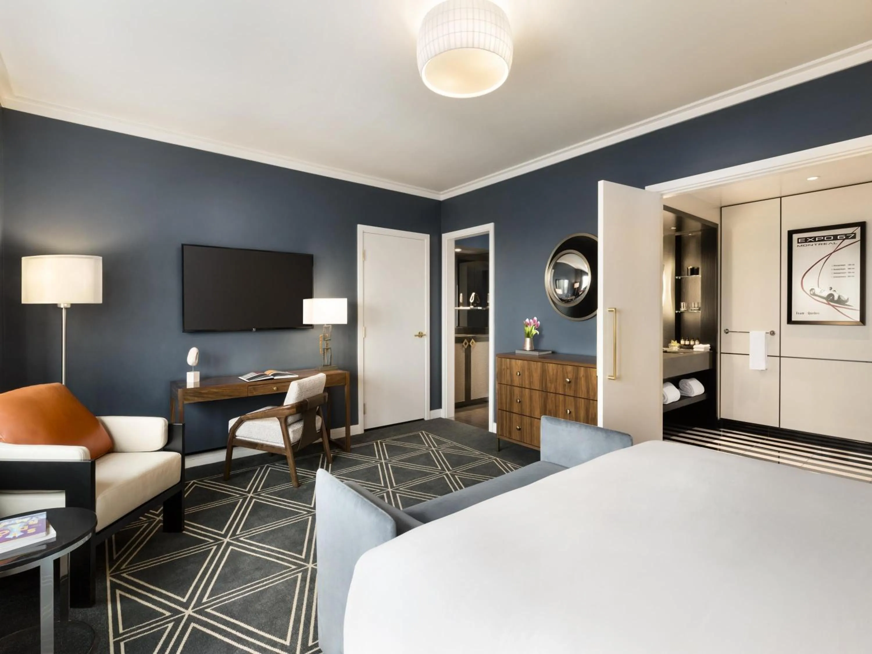 Bedroom, Bed in Fairmont The Queen Elizabeth