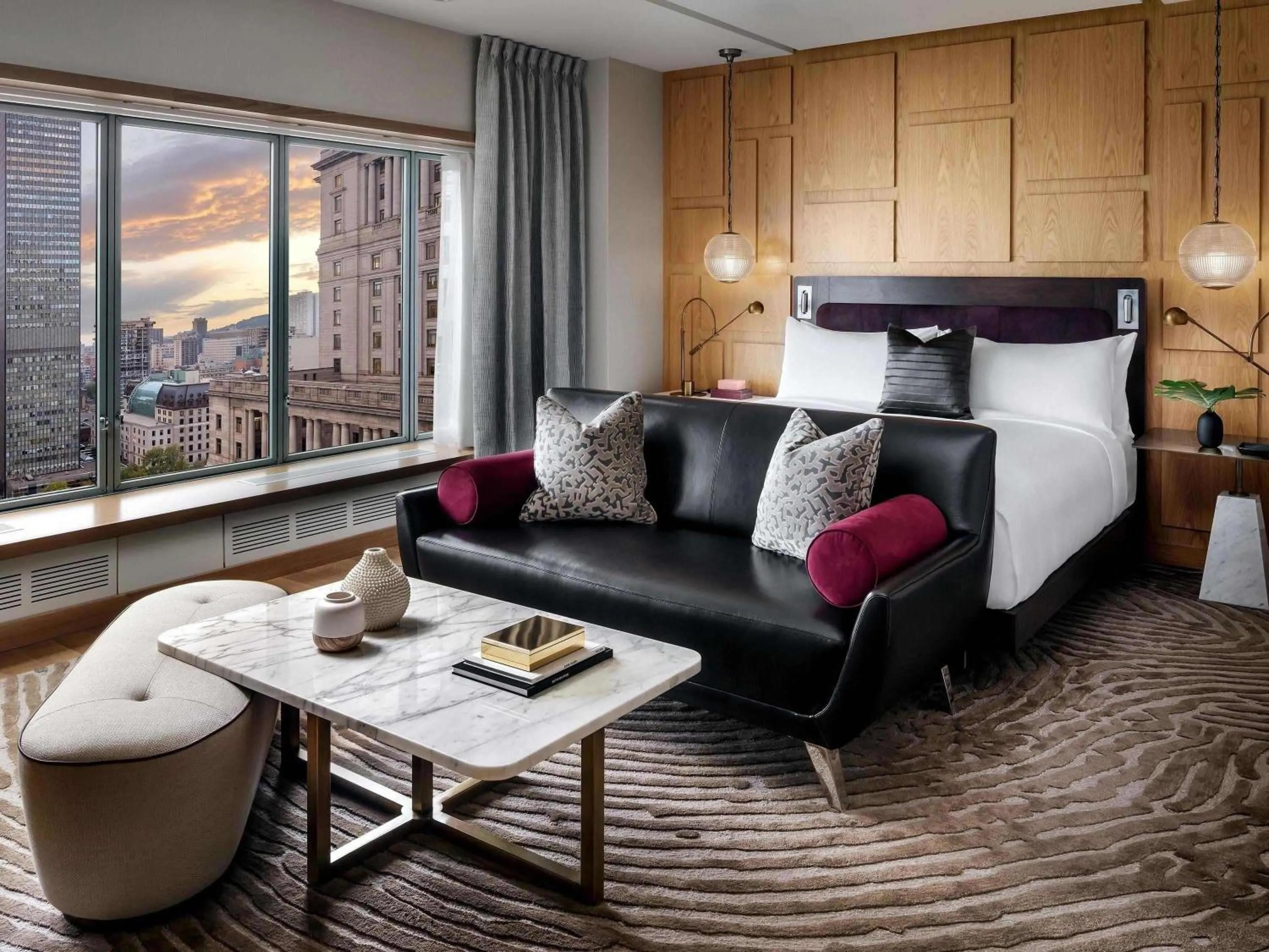 Bedroom, Bed in Fairmont The Queen Elizabeth