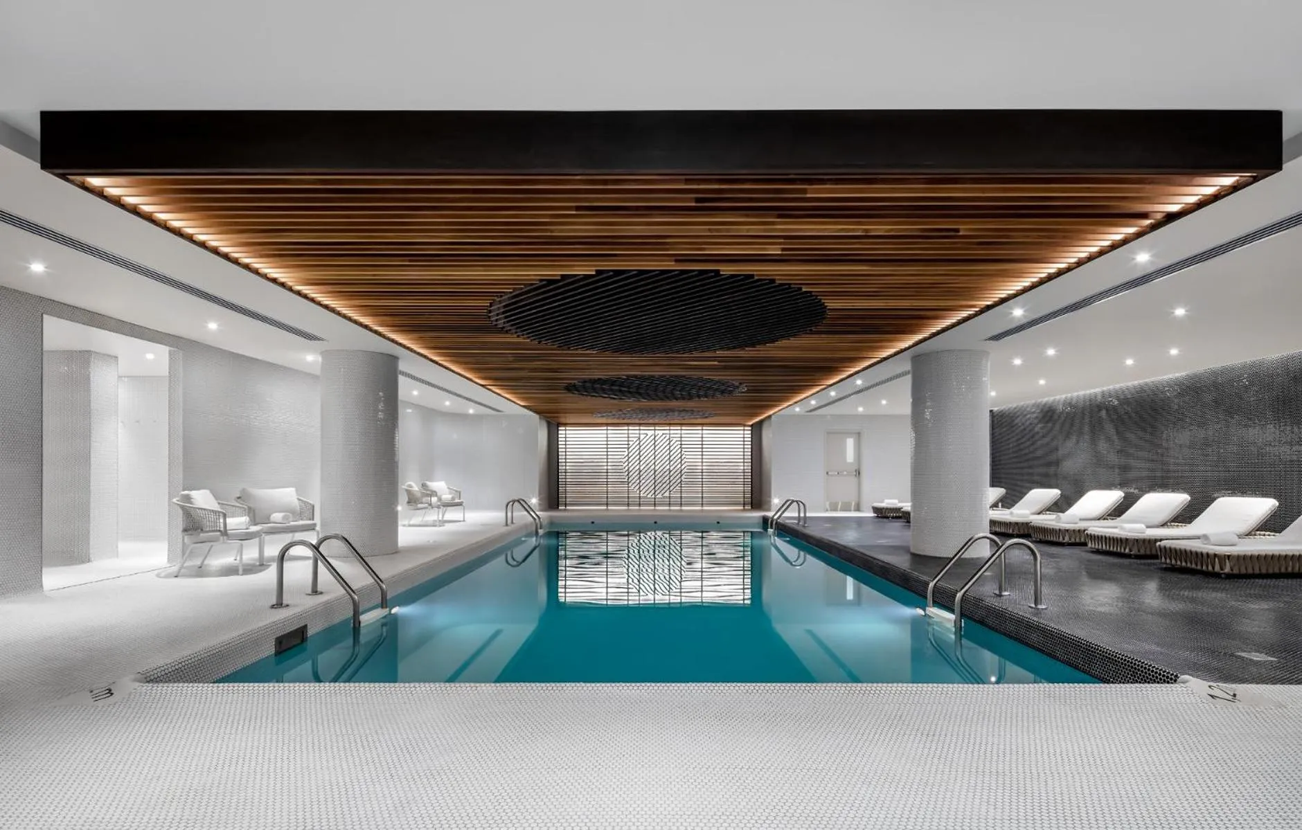 Swimming pool in Fairmont The Queen Elizabeth